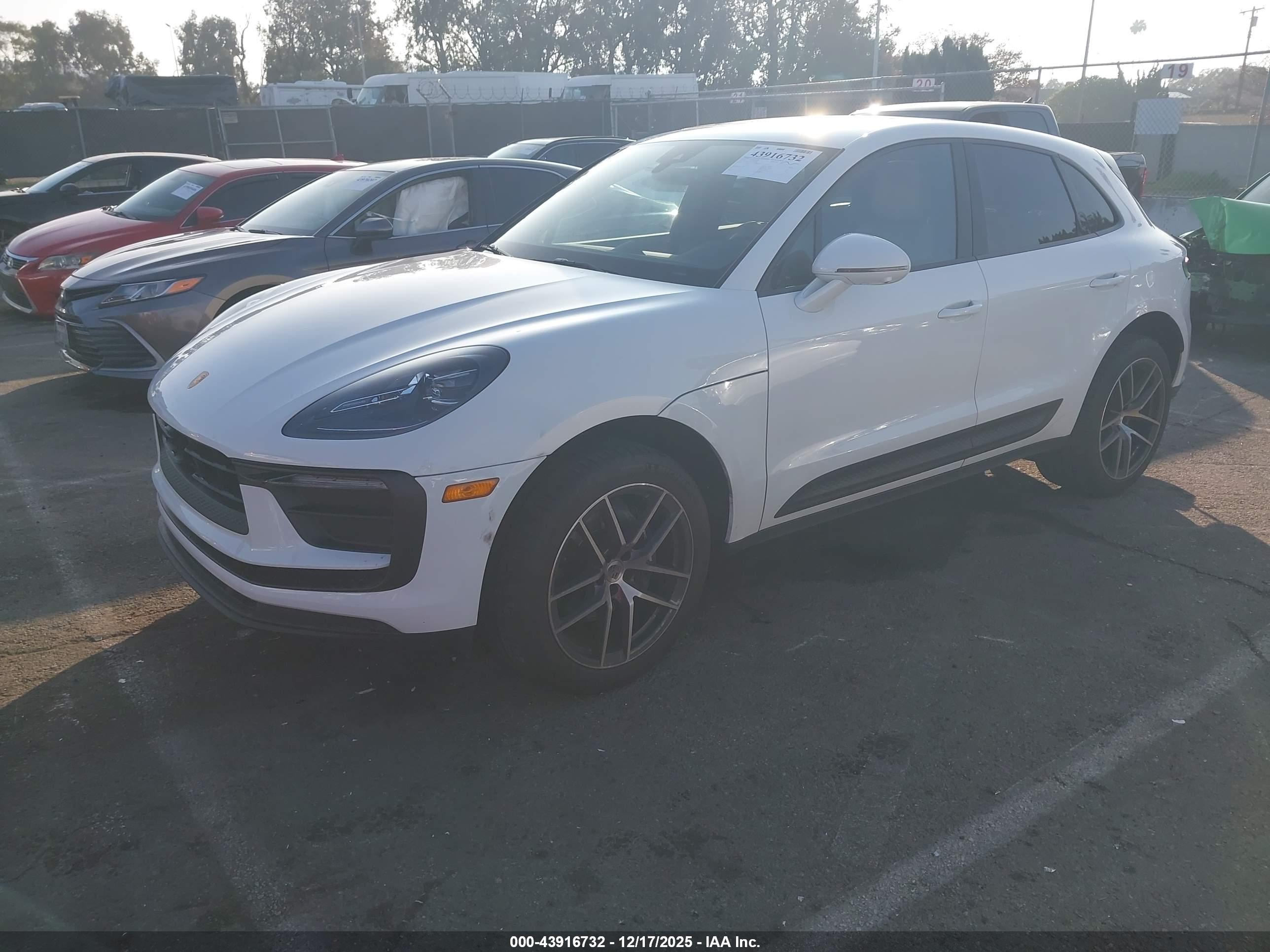 PORSCHE MACAN image 2