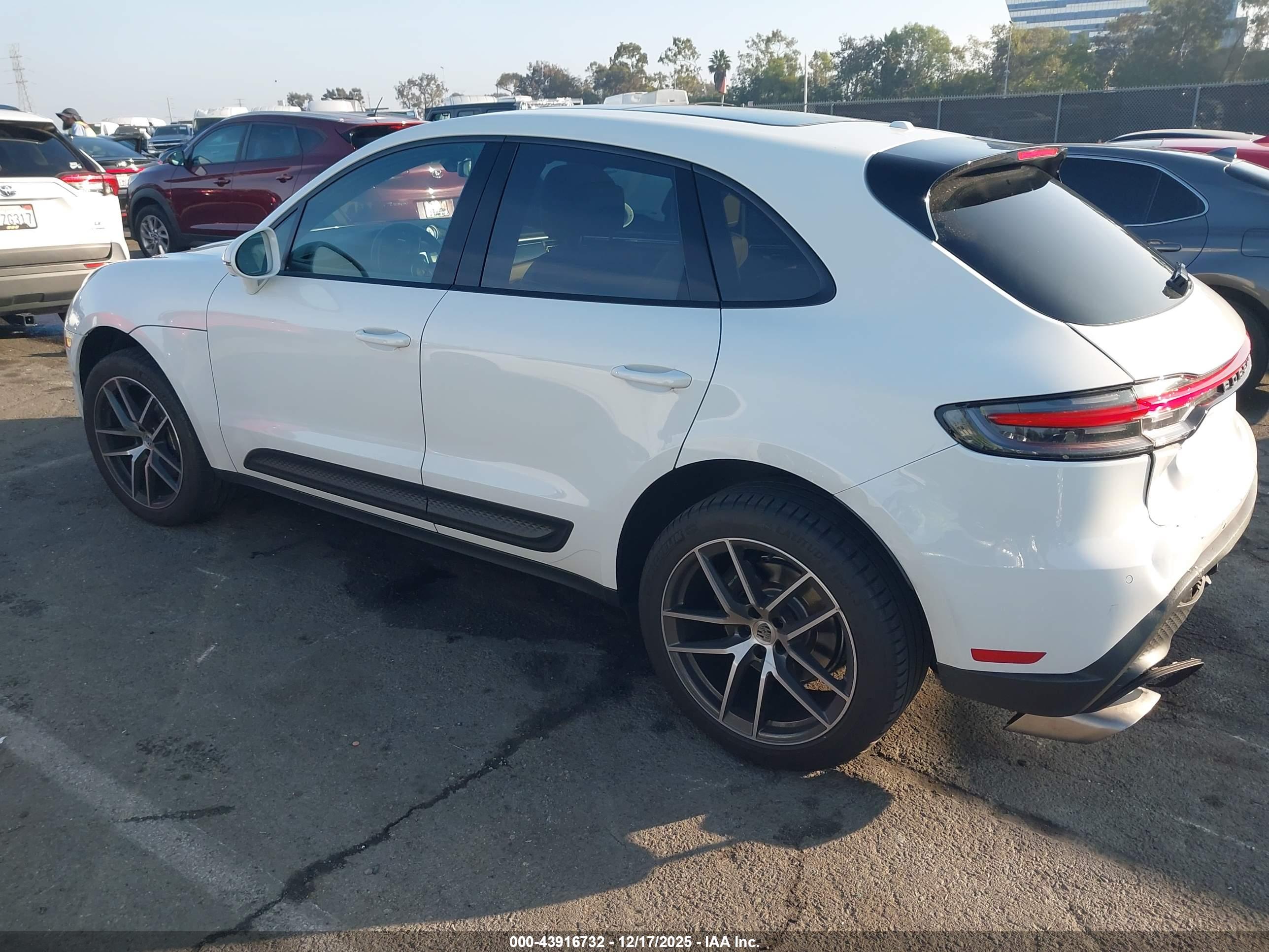 PORSCHE MACAN image 3