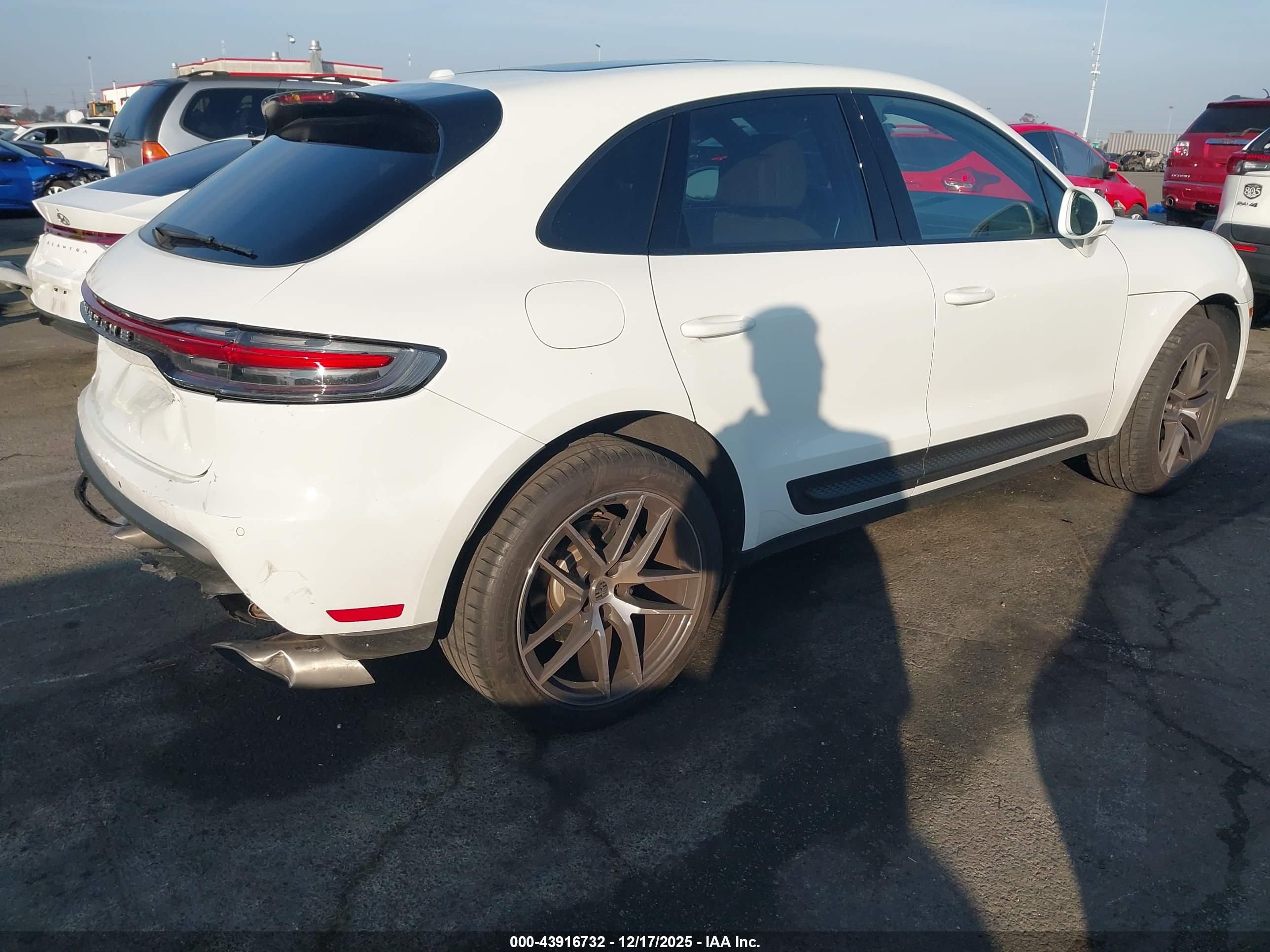 PORSCHE MACAN image 4