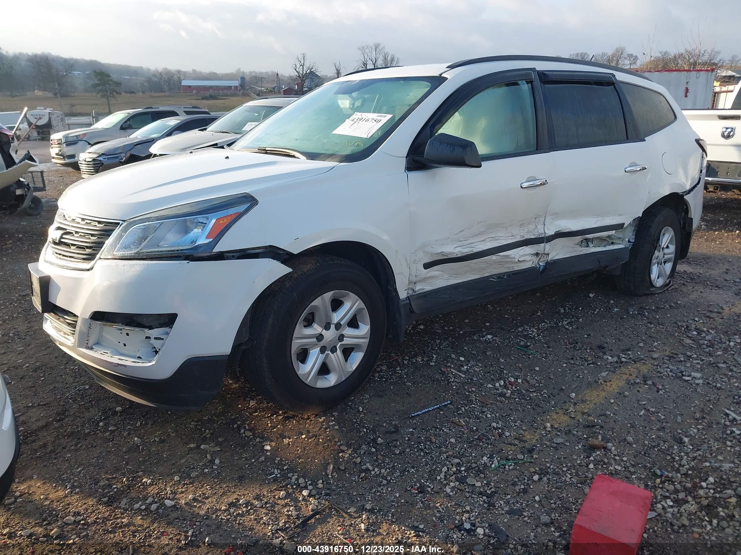 CHEVROLET TRAVERSE image 2