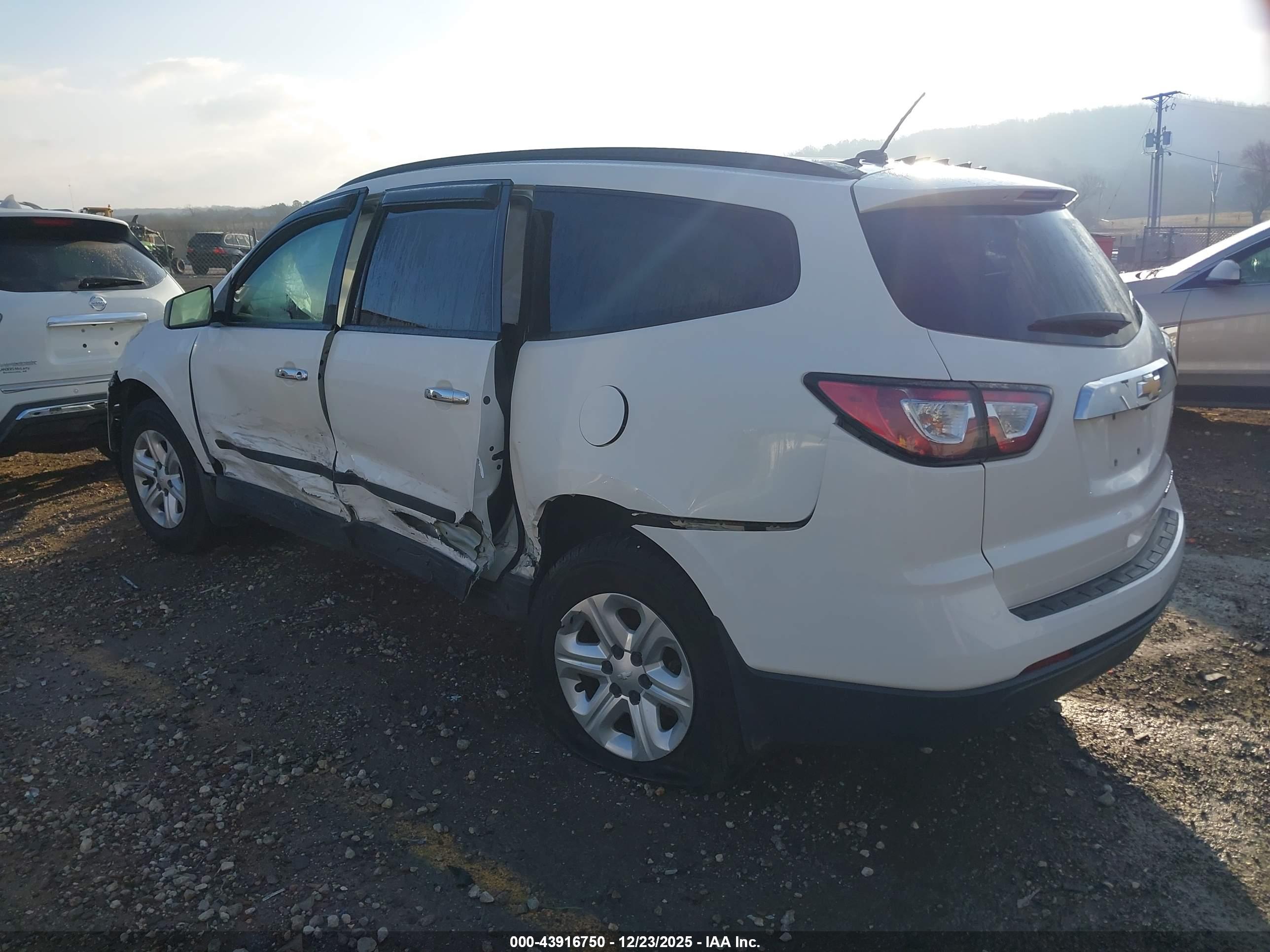 CHEVROLET TRAVERSE image 3