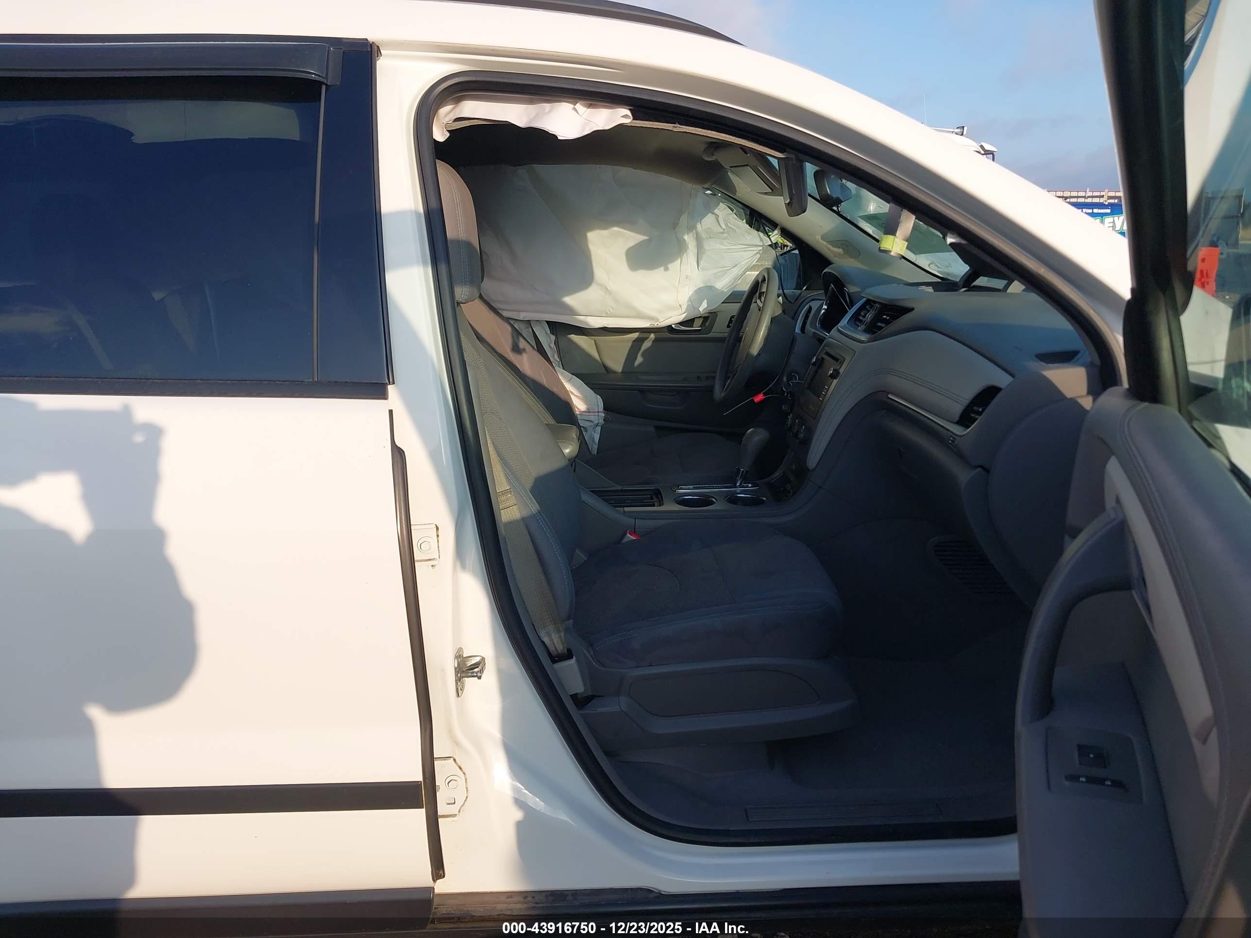 CHEVROLET TRAVERSE image 5