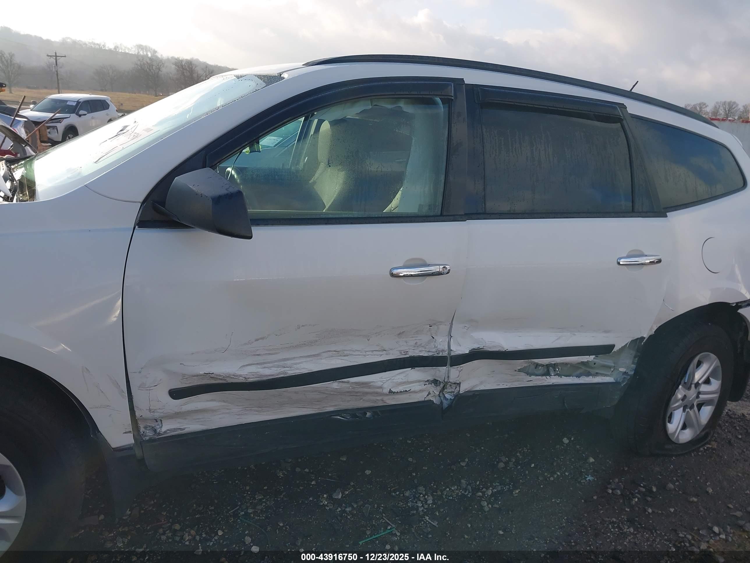 CHEVROLET TRAVERSE image 6