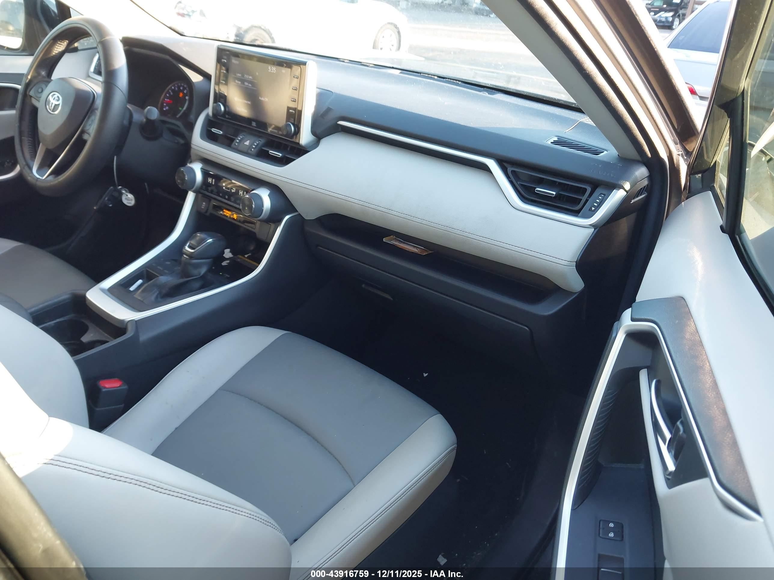TOYOTA RAV4 image 5