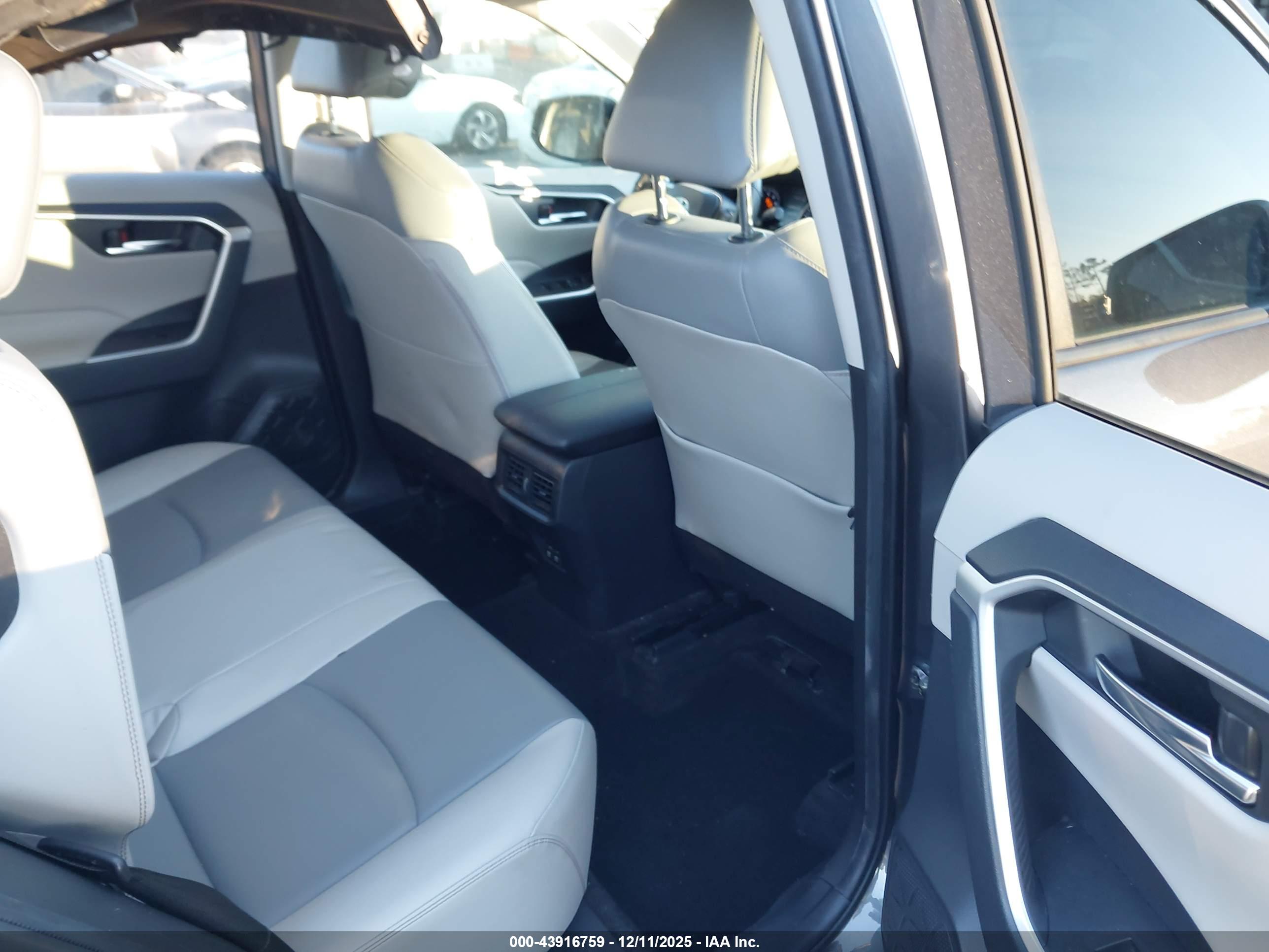 TOYOTA RAV4 image 8