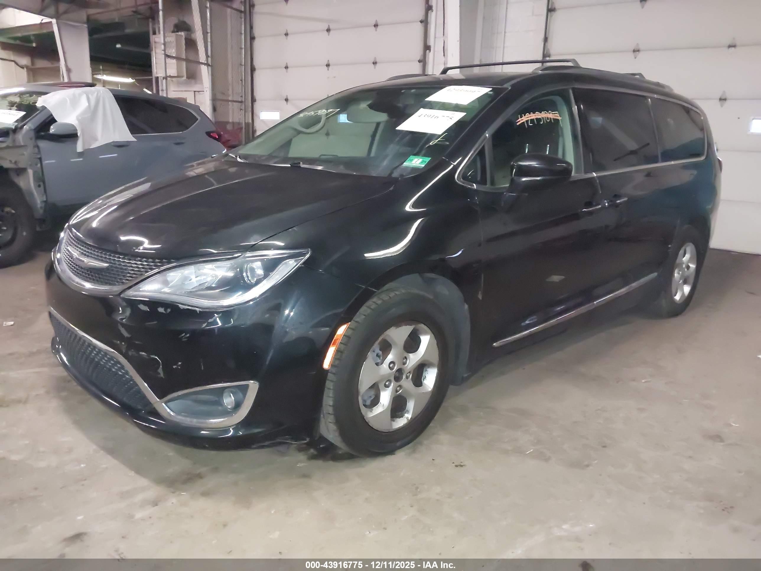 CHRYSLER PACIFICA image 2