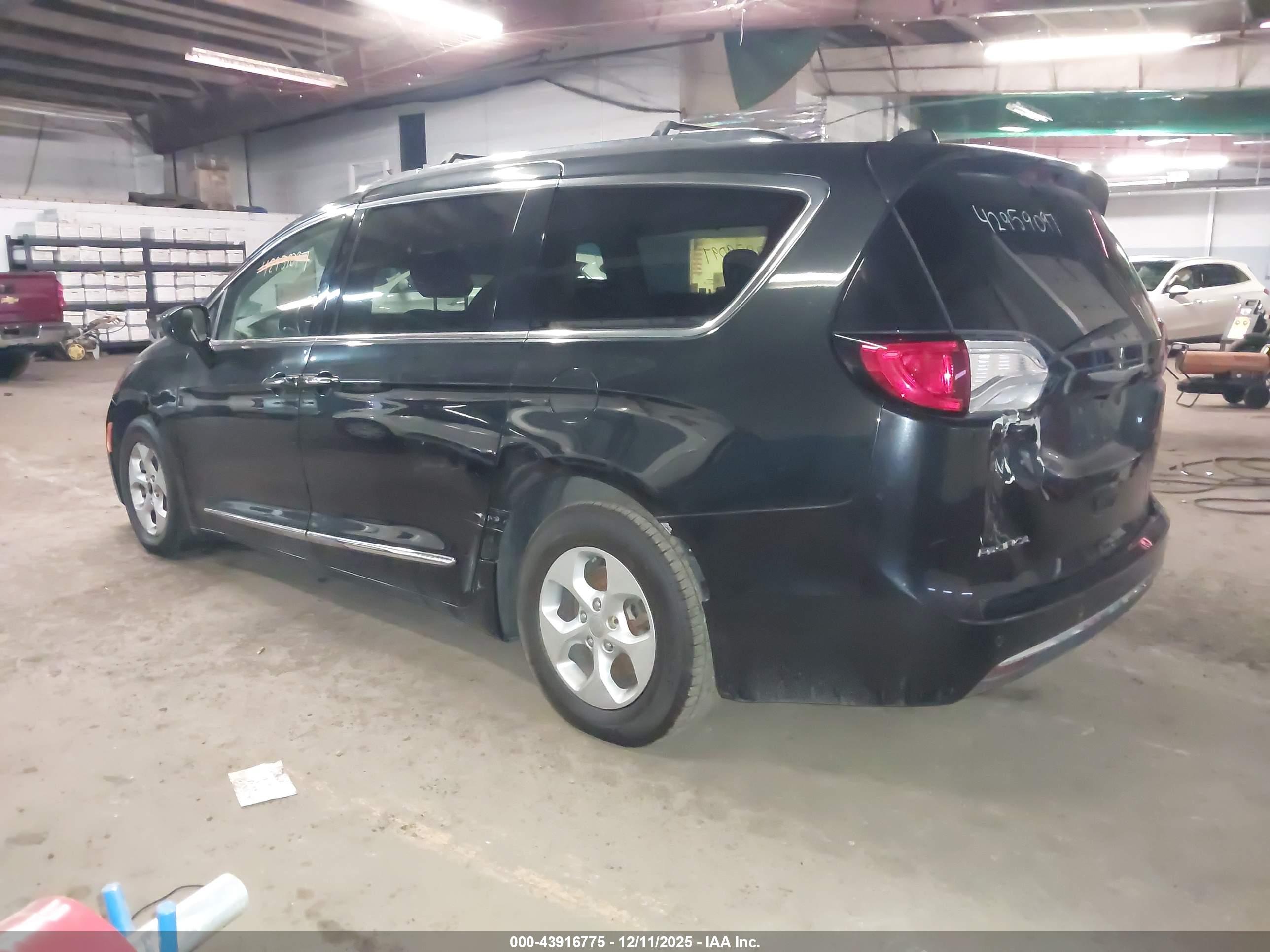 CHRYSLER PACIFICA image 3
