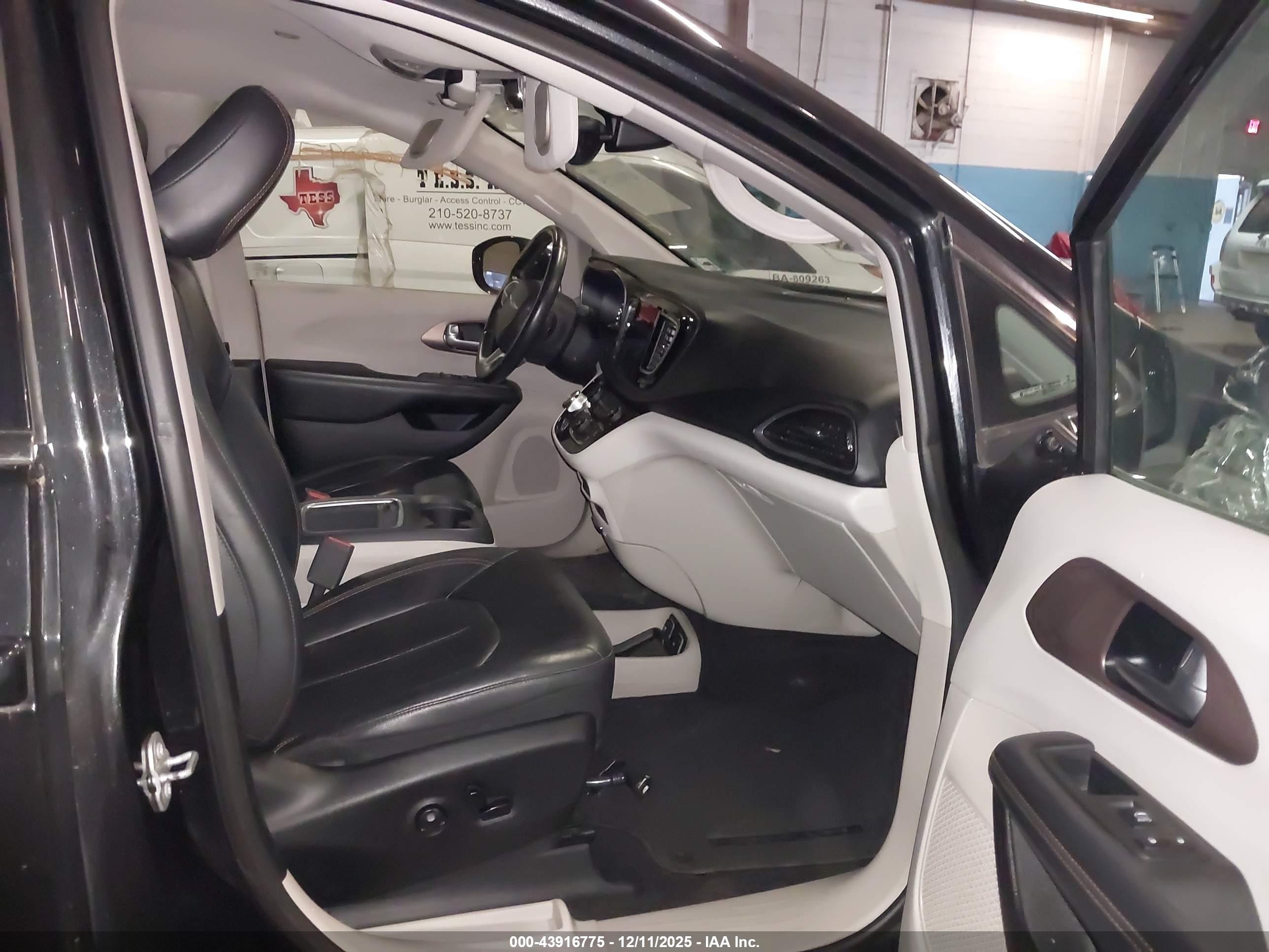 CHRYSLER PACIFICA image 5