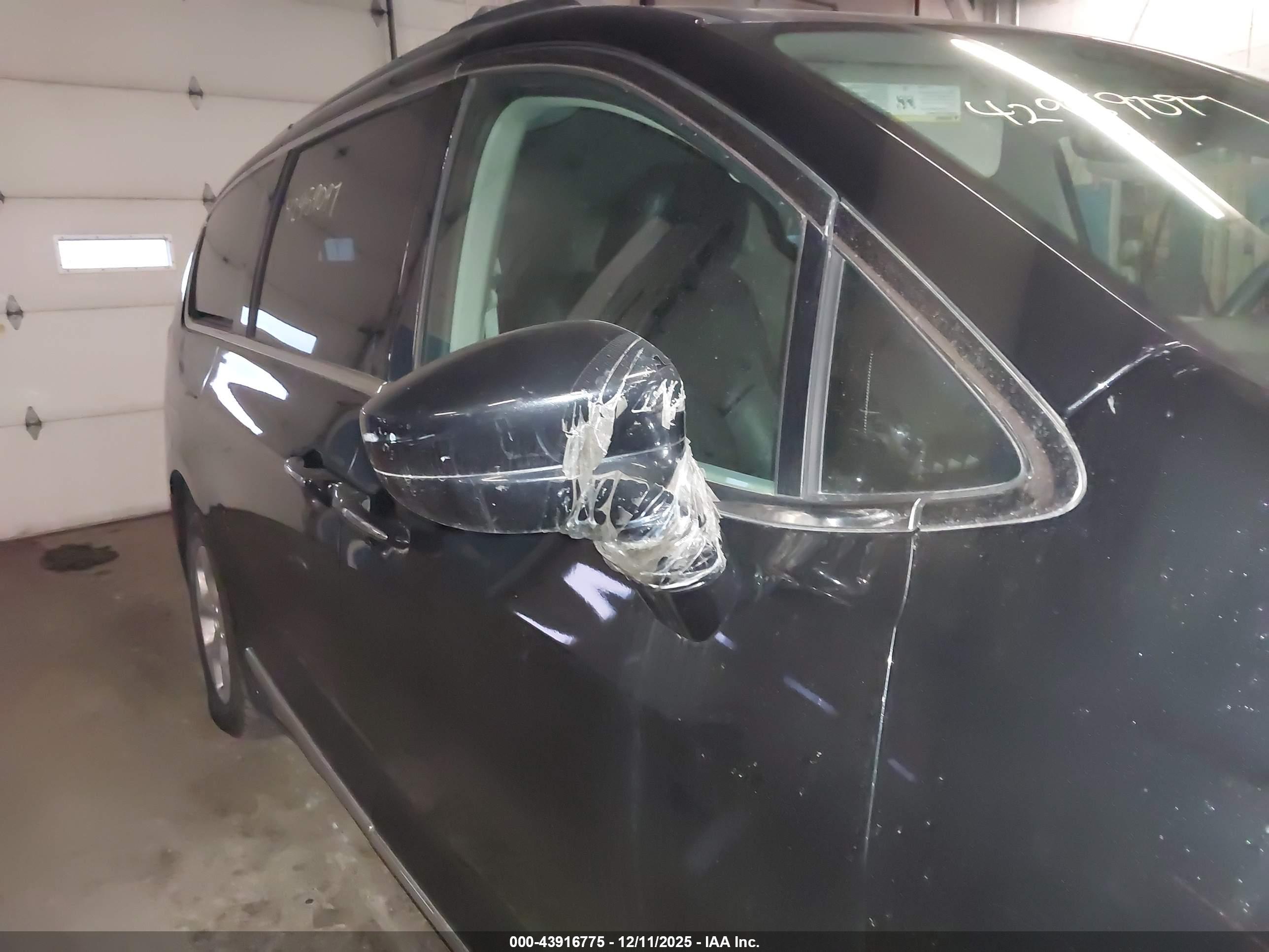 CHRYSLER PACIFICA image 6