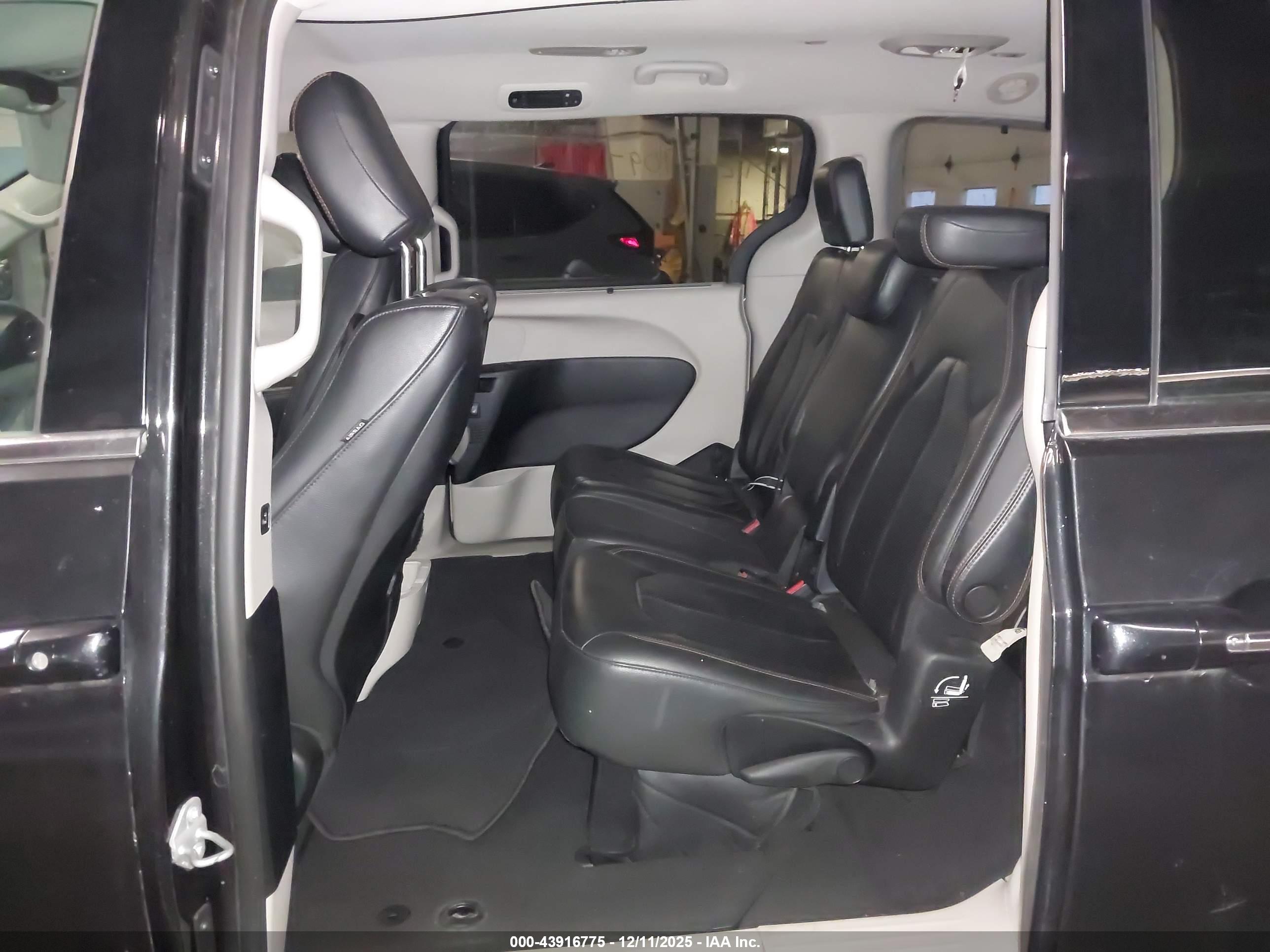 CHRYSLER PACIFICA image 8