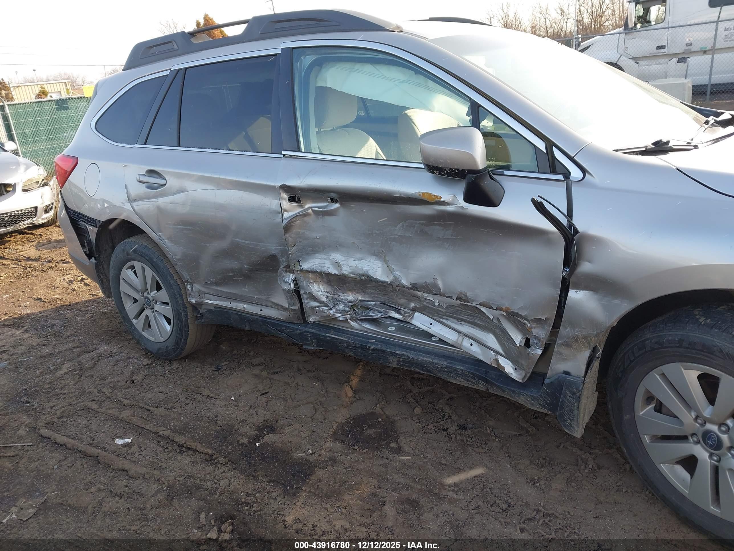 SUBARU OUTBACK image 6