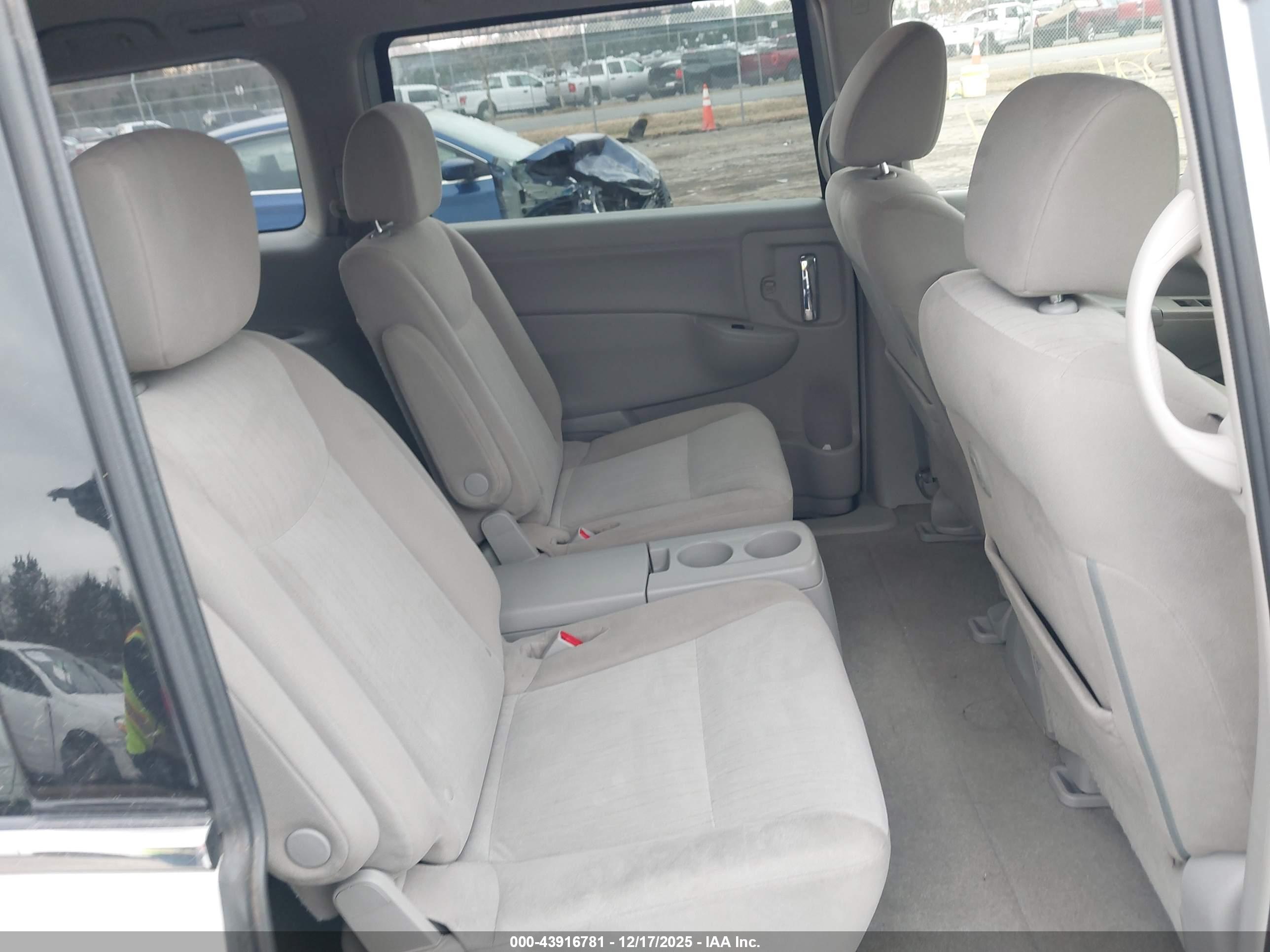 NISSAN QUEST image 8