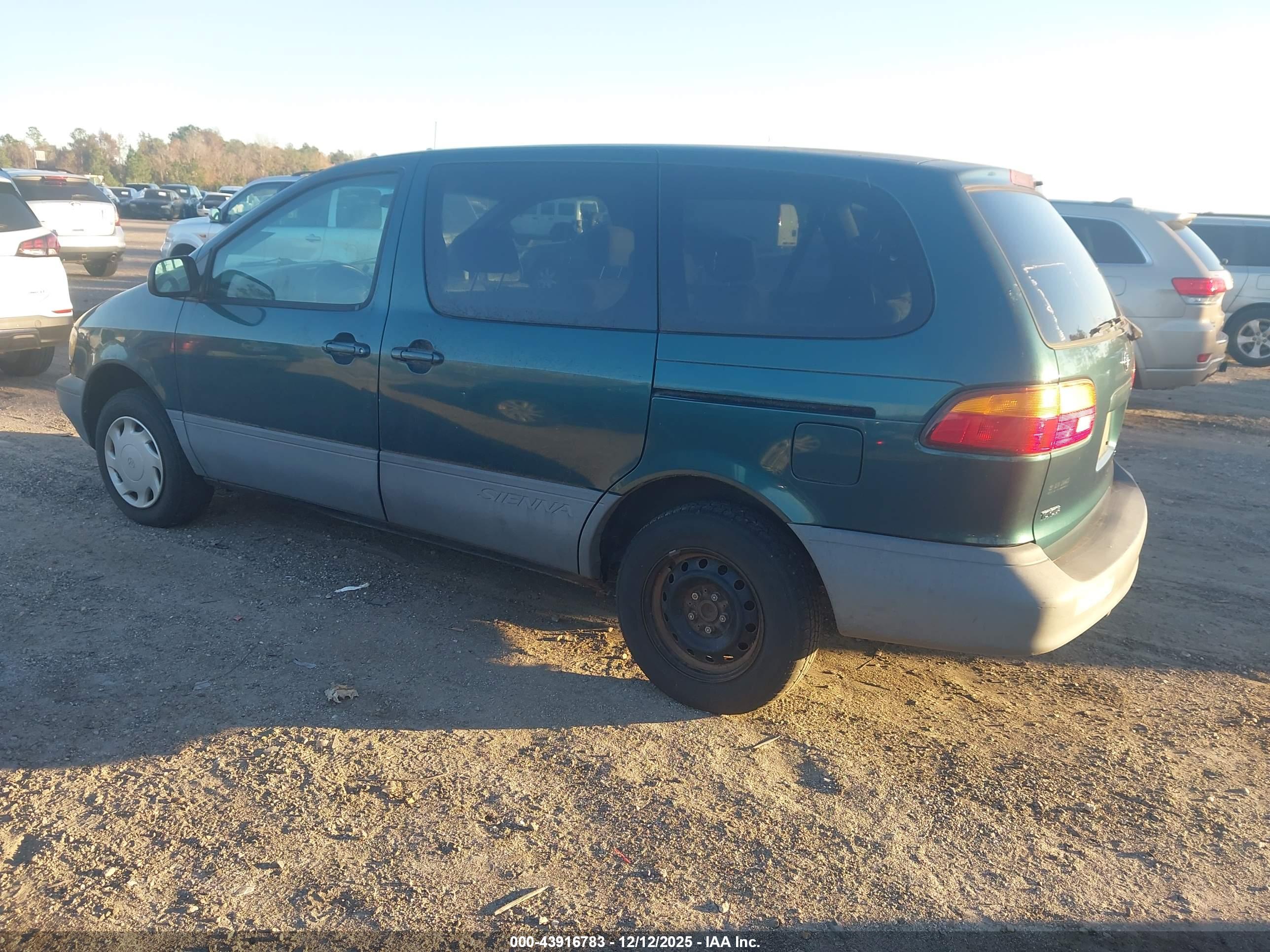 TOYOTA SIENNA image 3