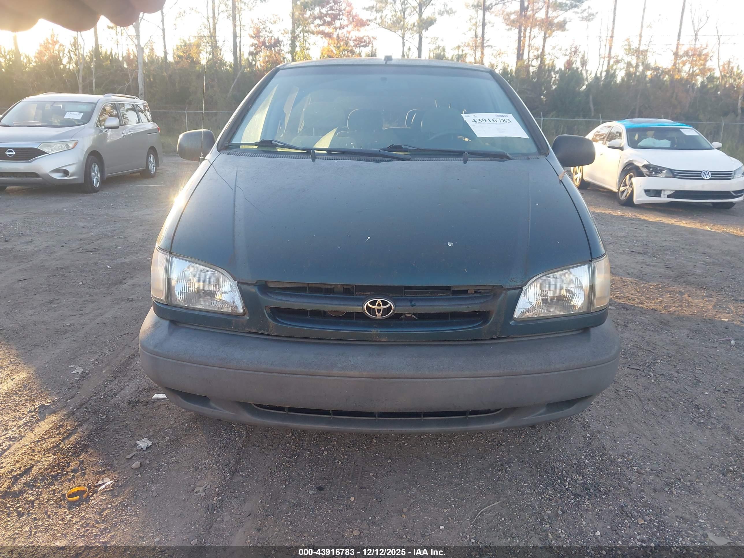 TOYOTA SIENNA image 6