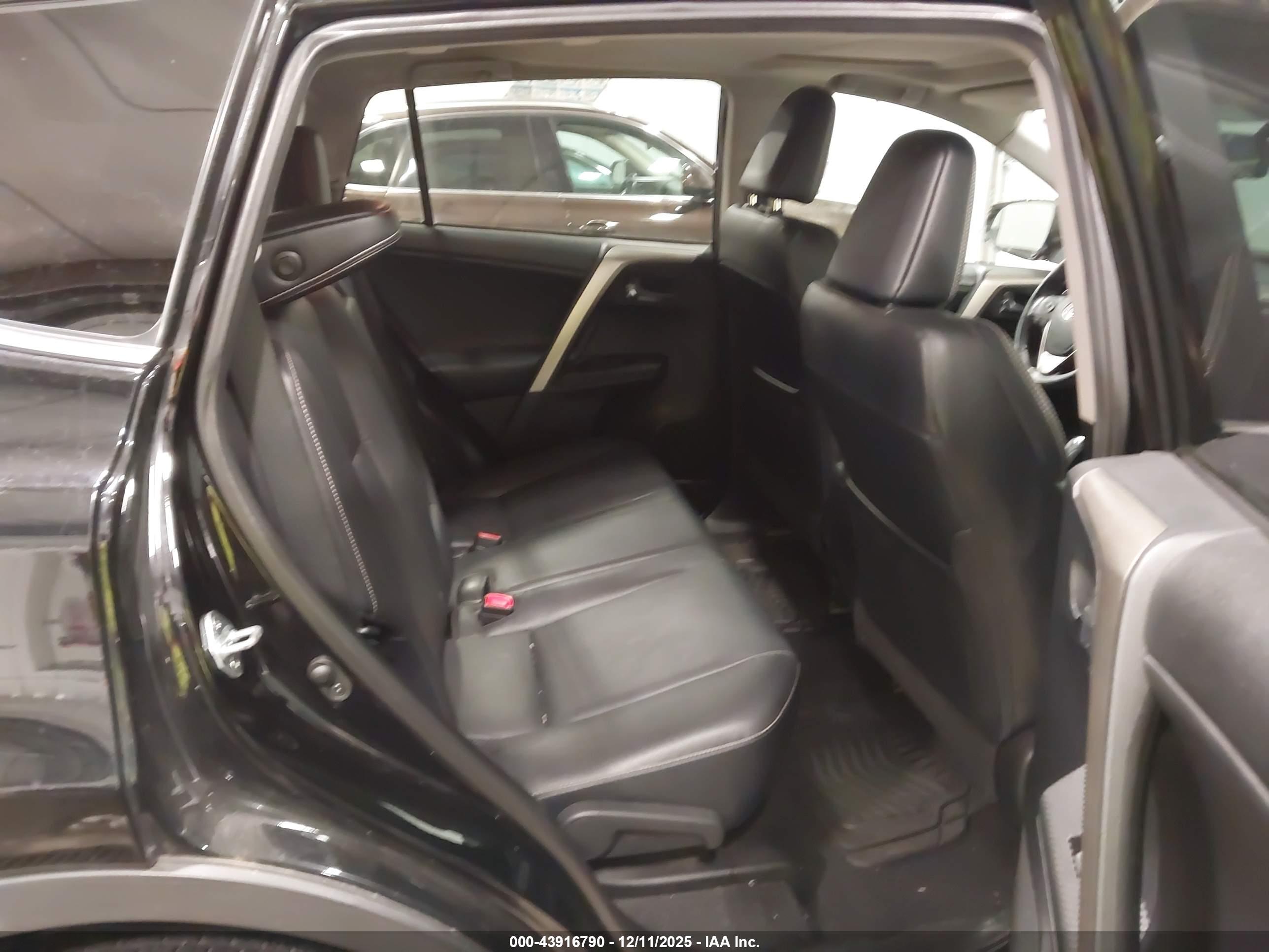 TOYOTA RAV4 image 8