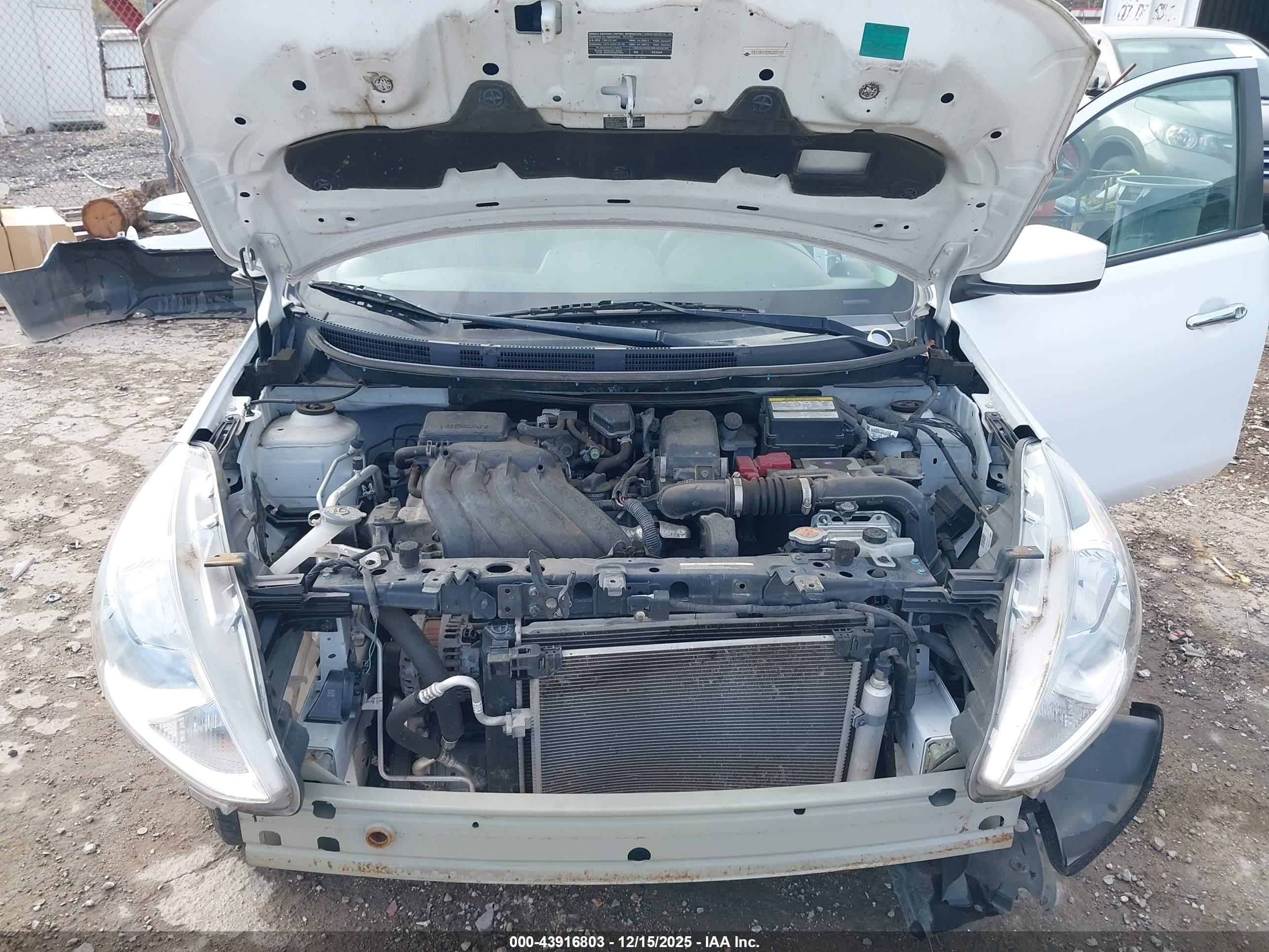 NISSAN VERSA image 10