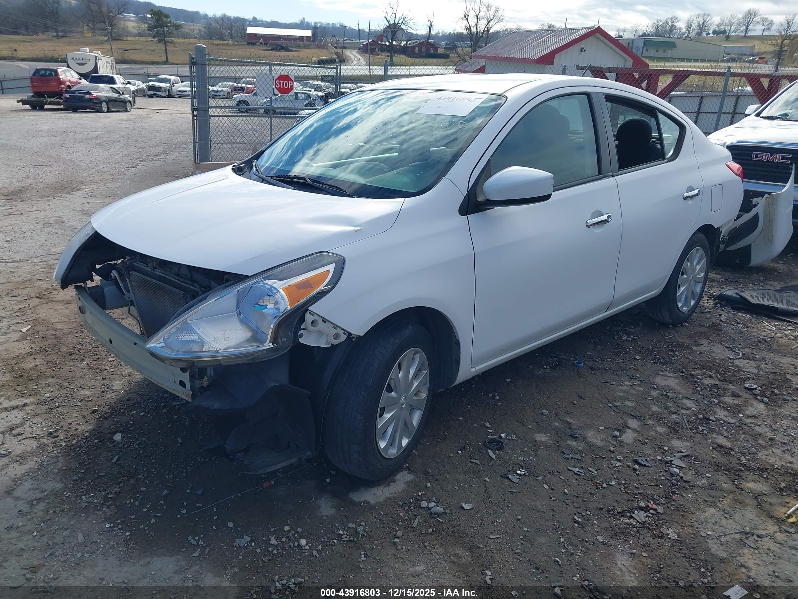 NISSAN VERSA image 2