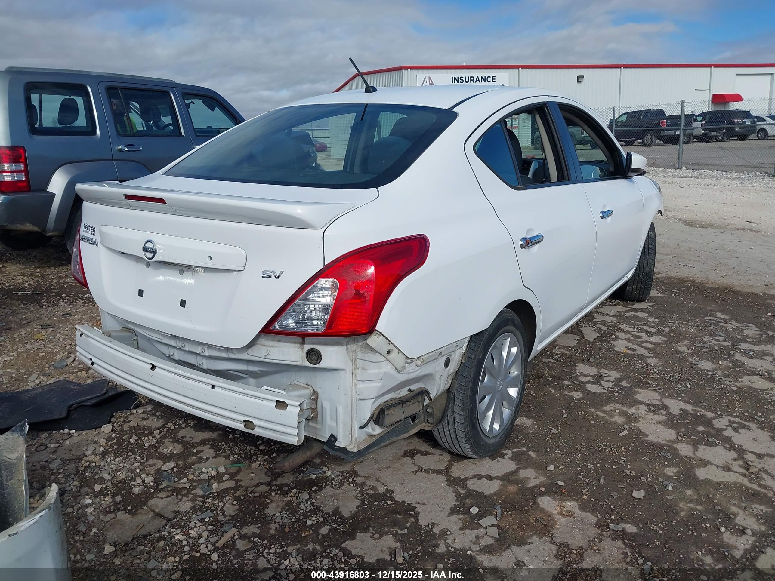 NISSAN VERSA image 4