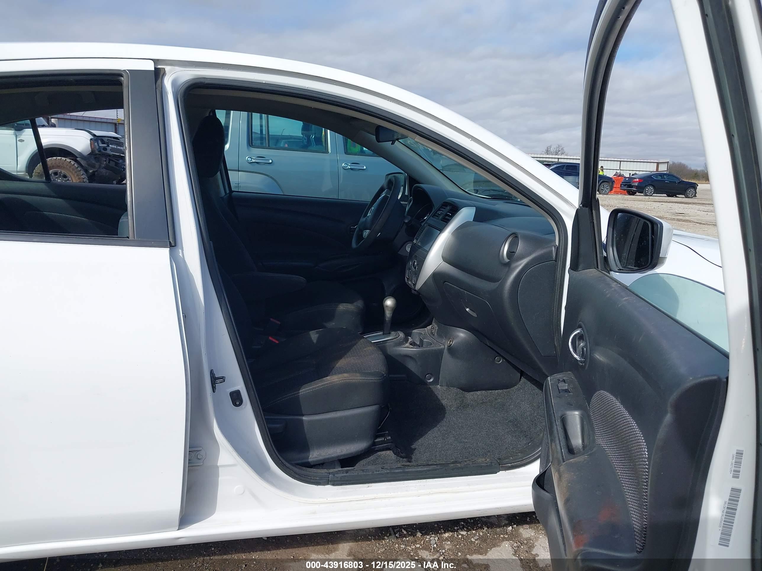NISSAN VERSA image 5