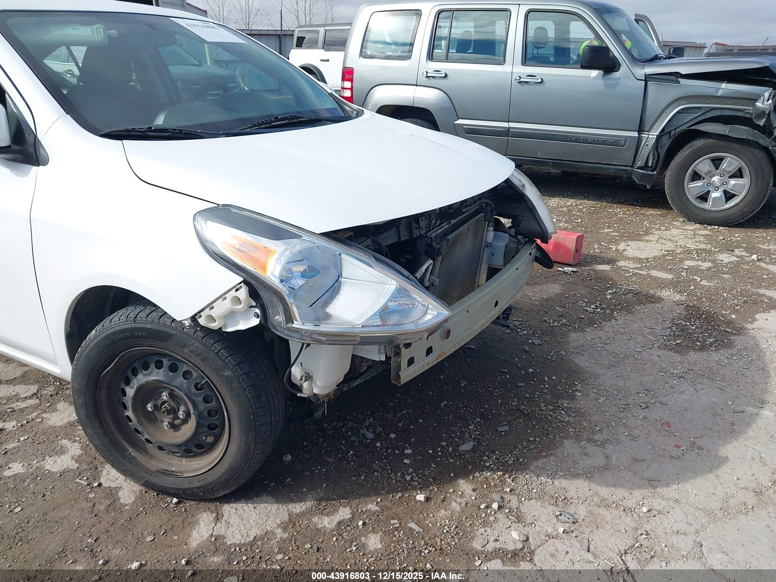NISSAN VERSA image 6