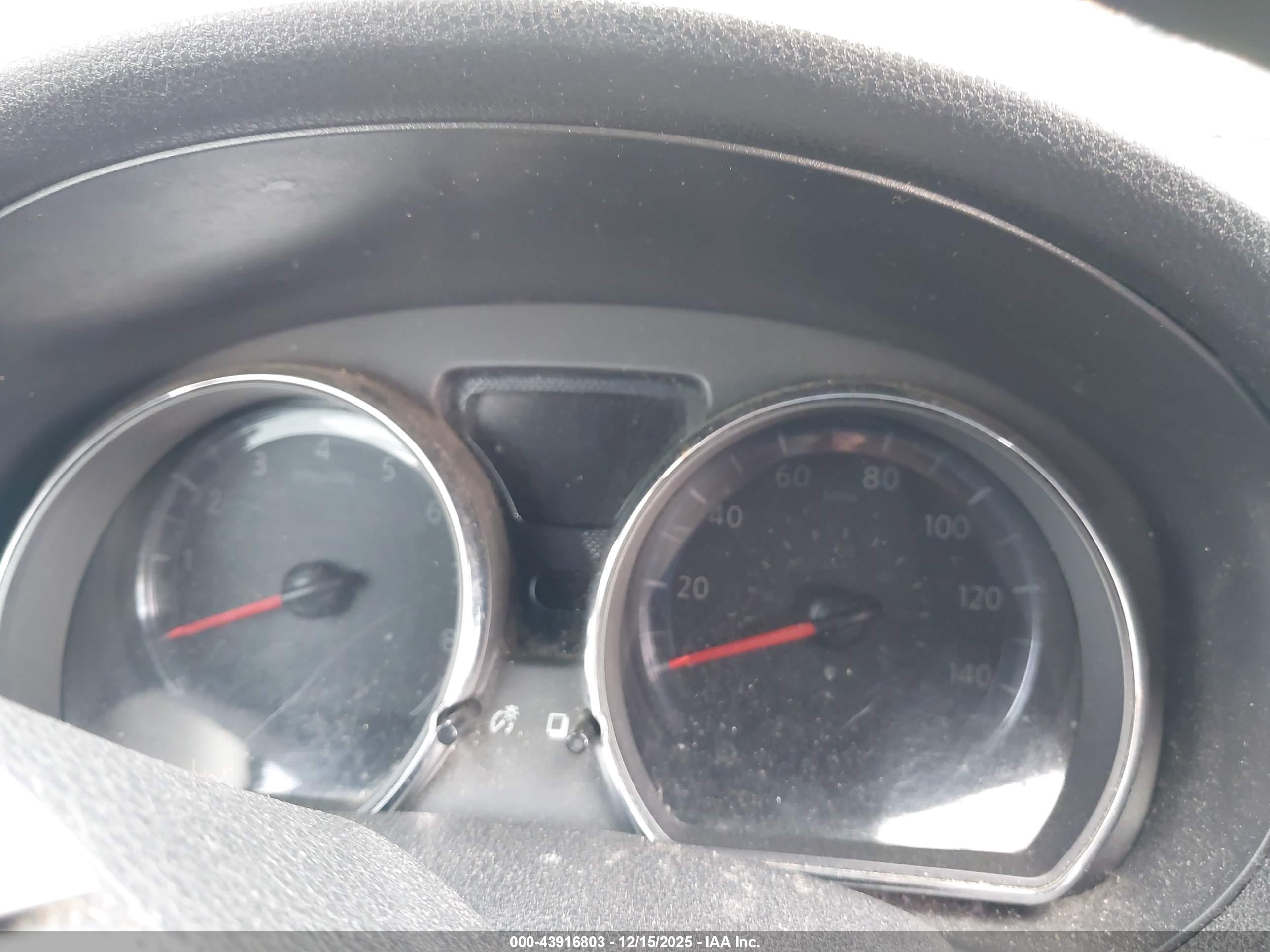 NISSAN VERSA image 7