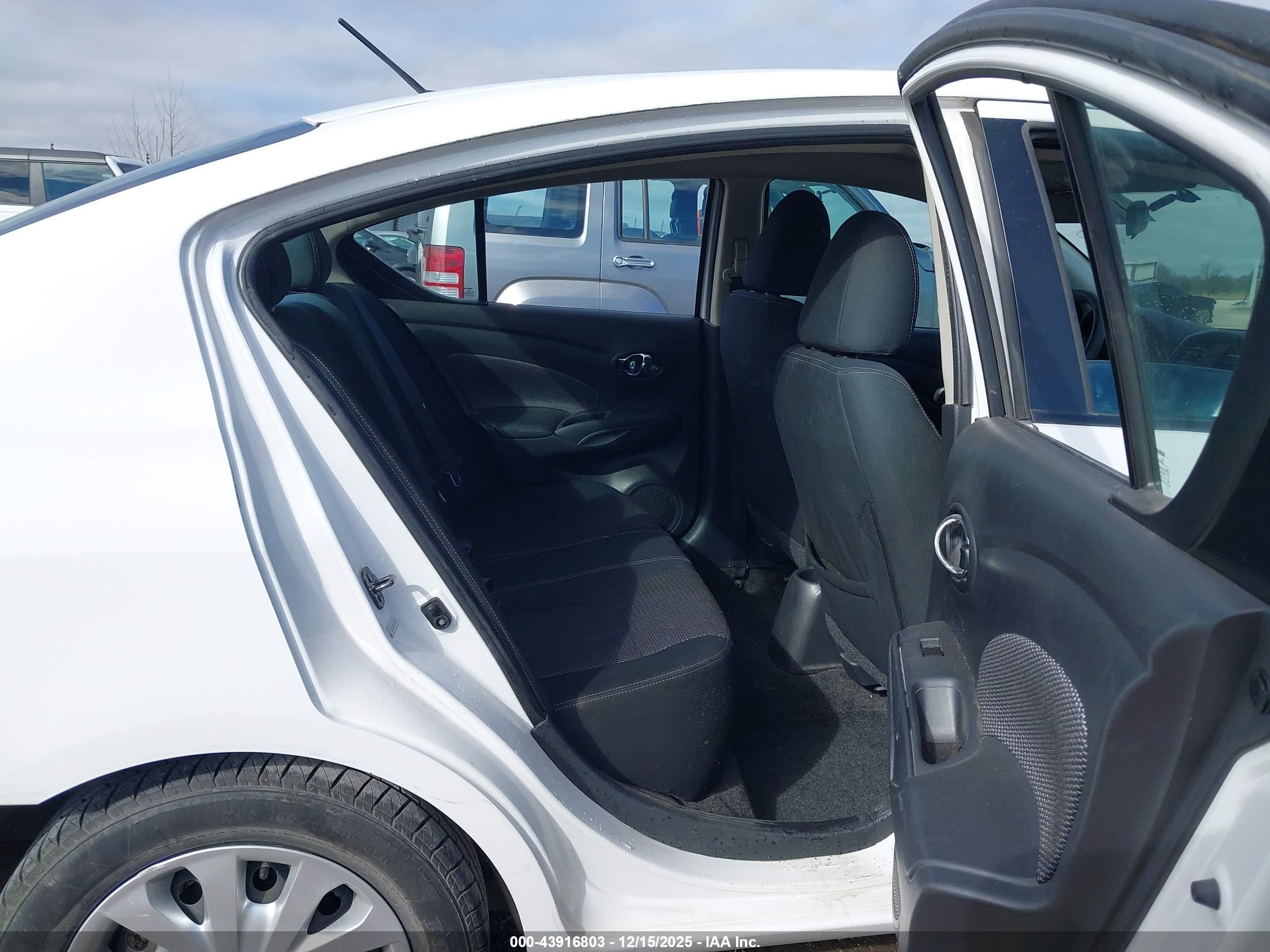 NISSAN VERSA image 8