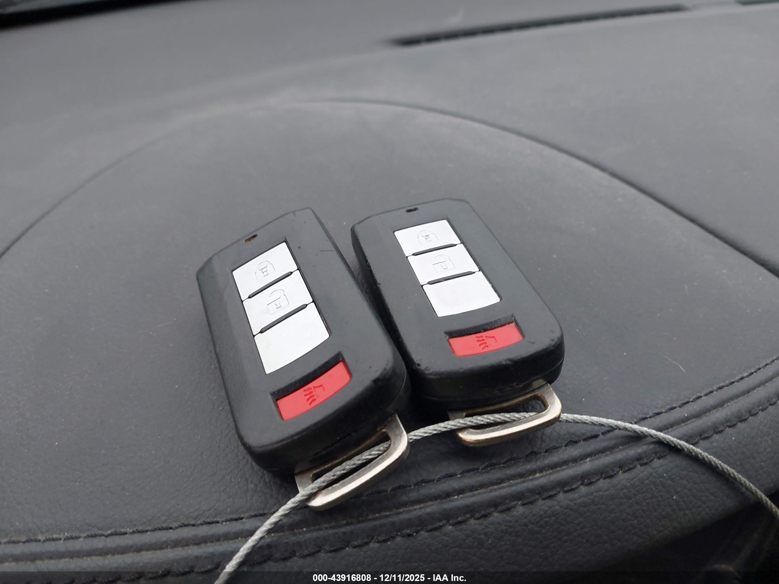 MITSUBISHI OUTLANDER image 11