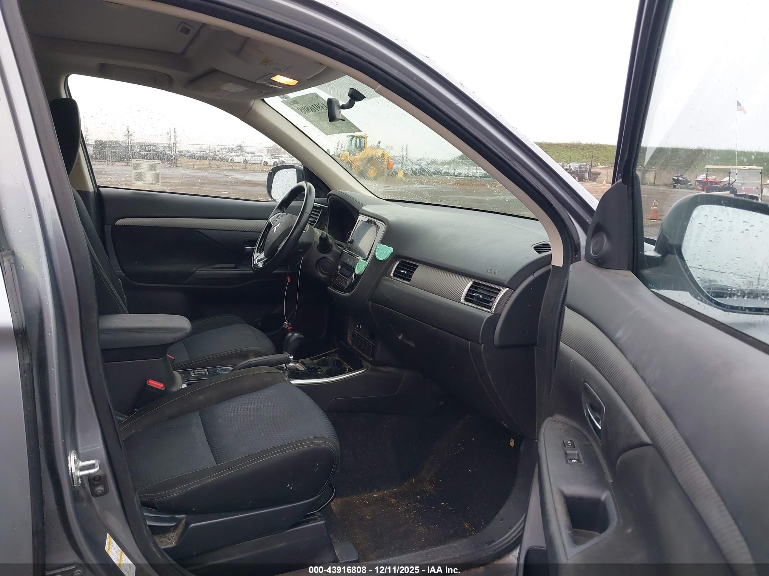 MITSUBISHI OUTLANDER image 5