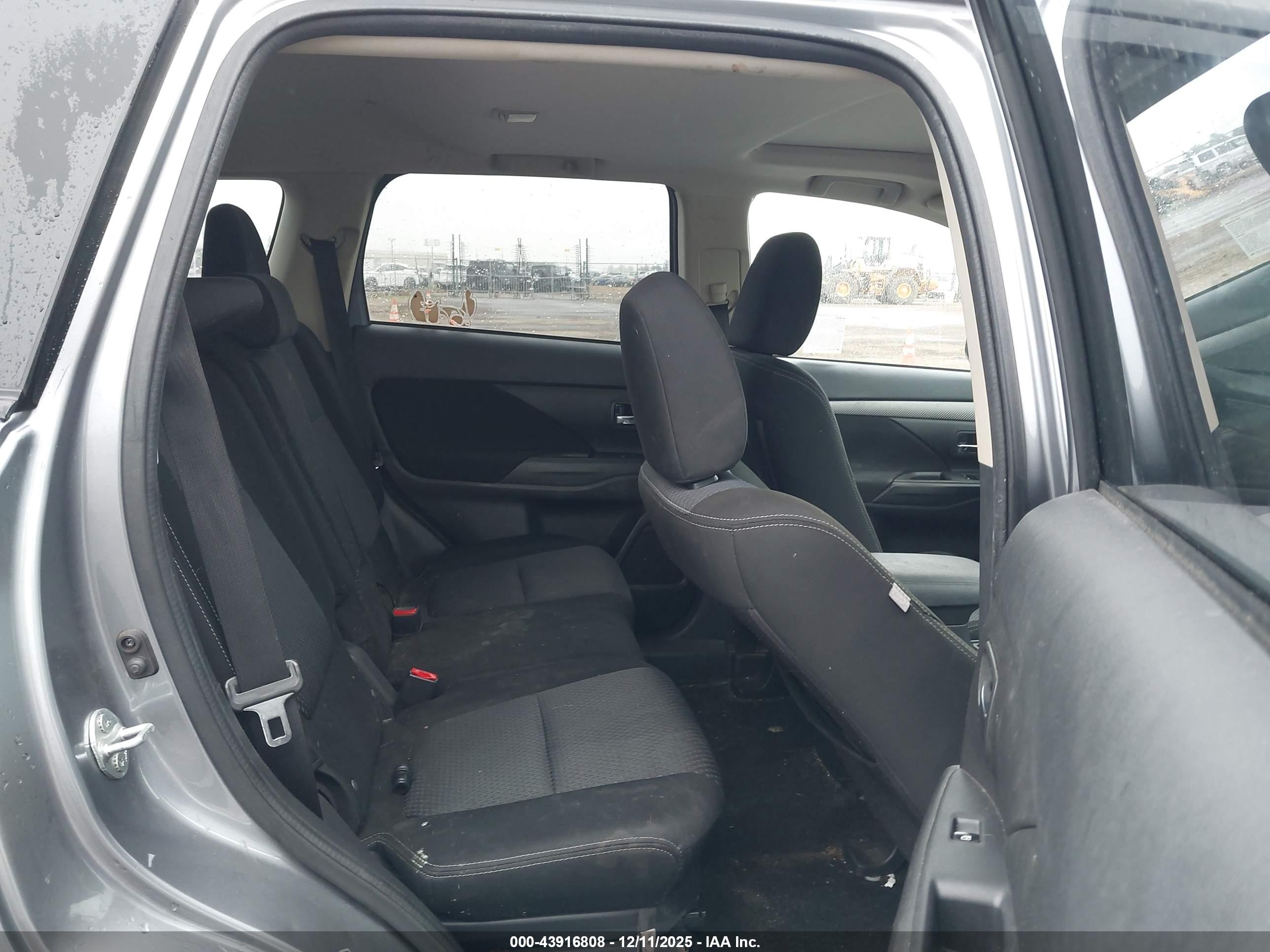 MITSUBISHI OUTLANDER image 8