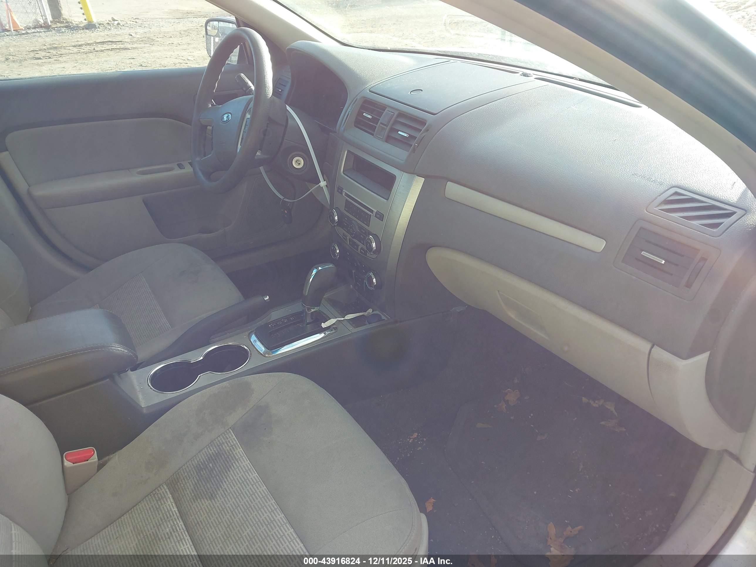 FORD FUSION image 5