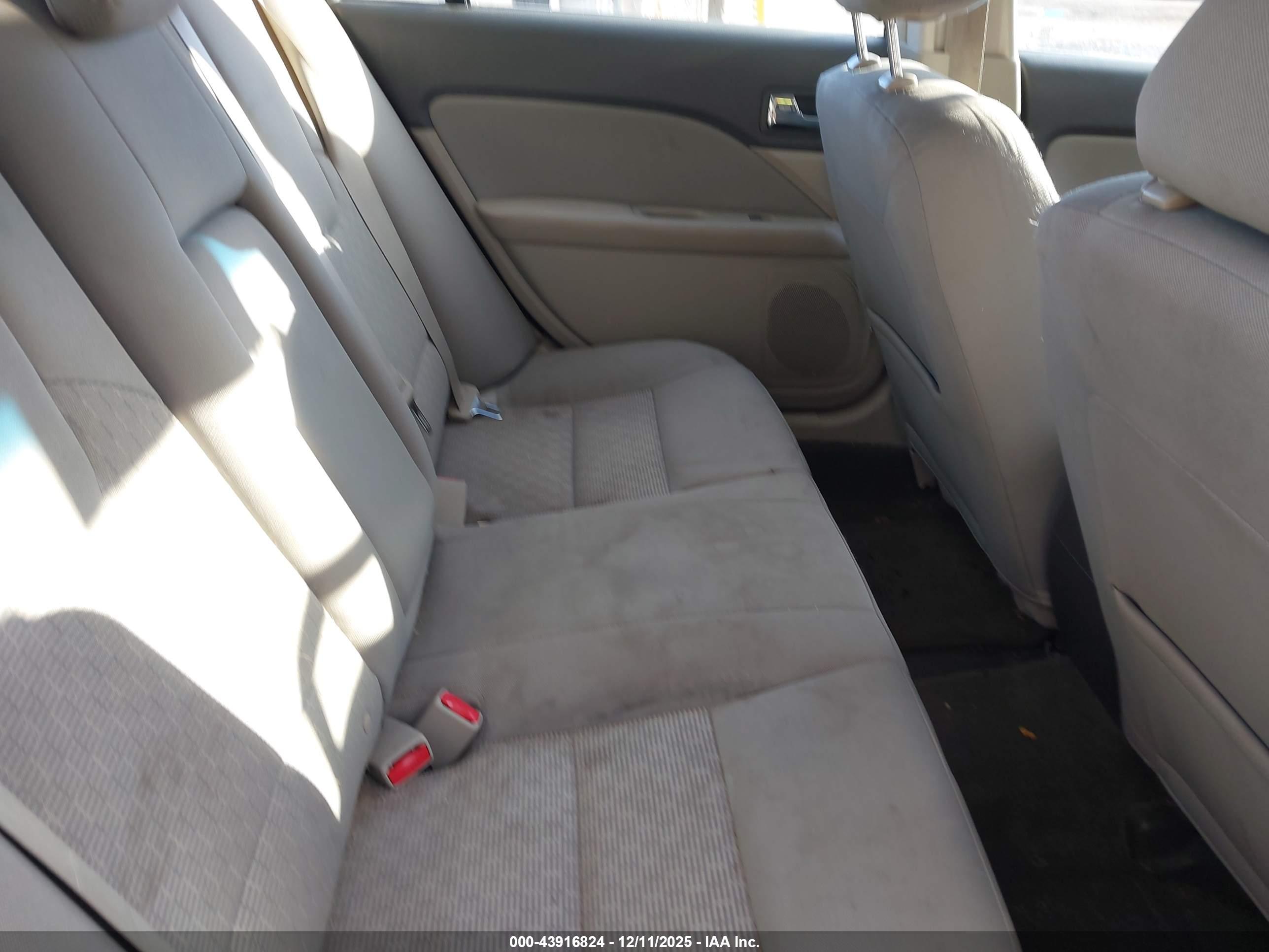 FORD FUSION image 8