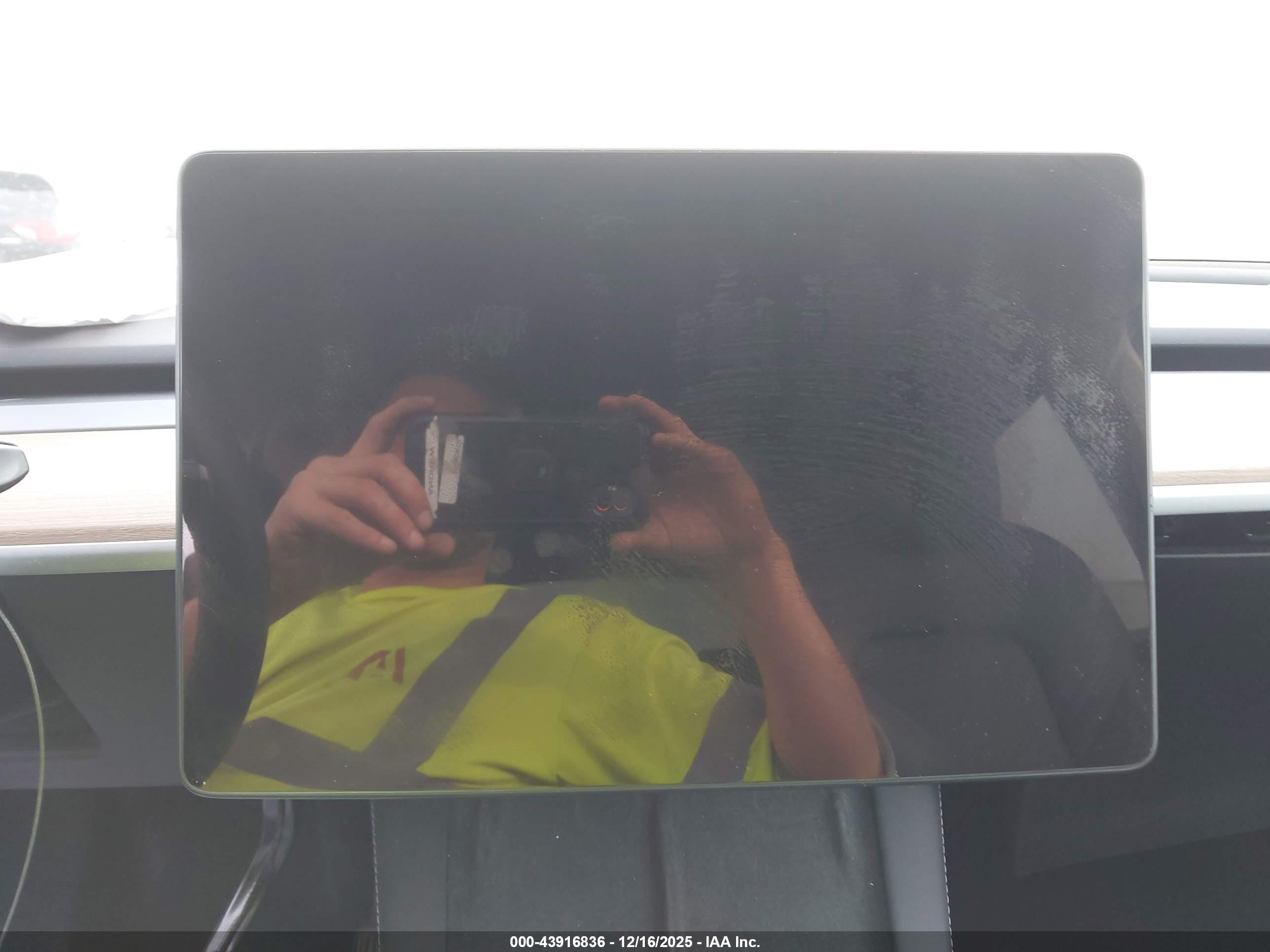 TESLA MODEL image 7