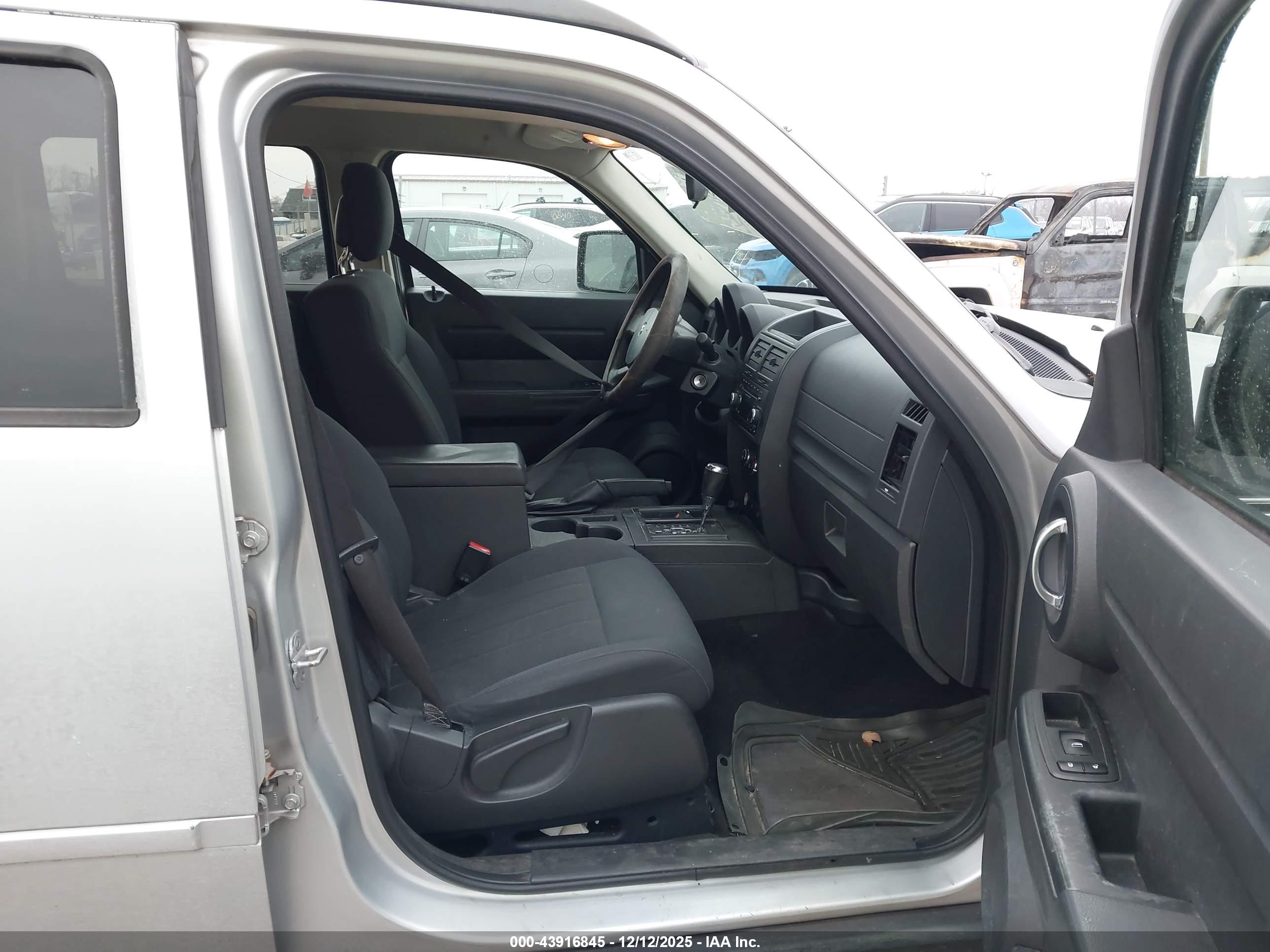 DODGE NITRO image 5