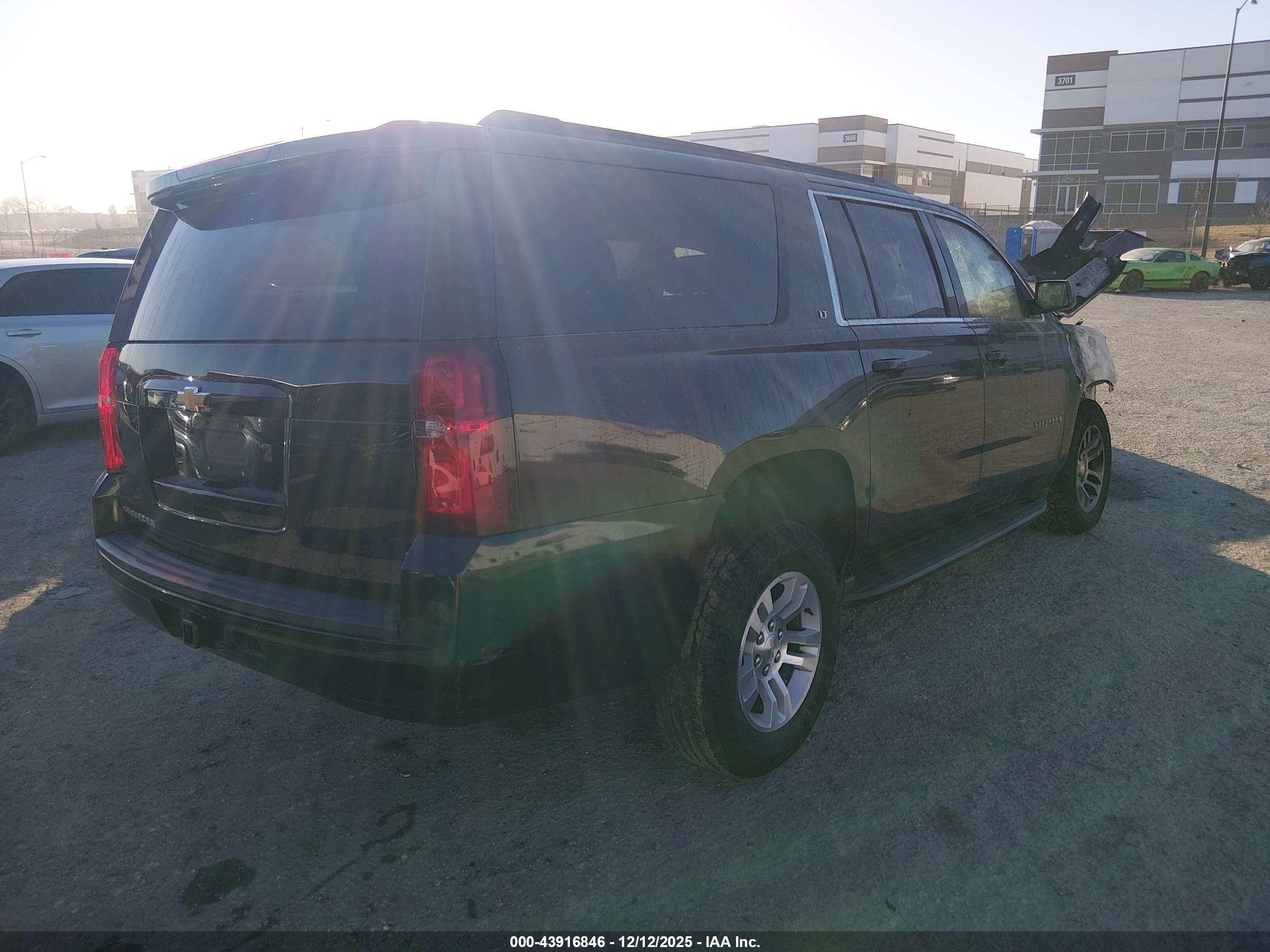 CHEVROLET SUBURBAN image 4