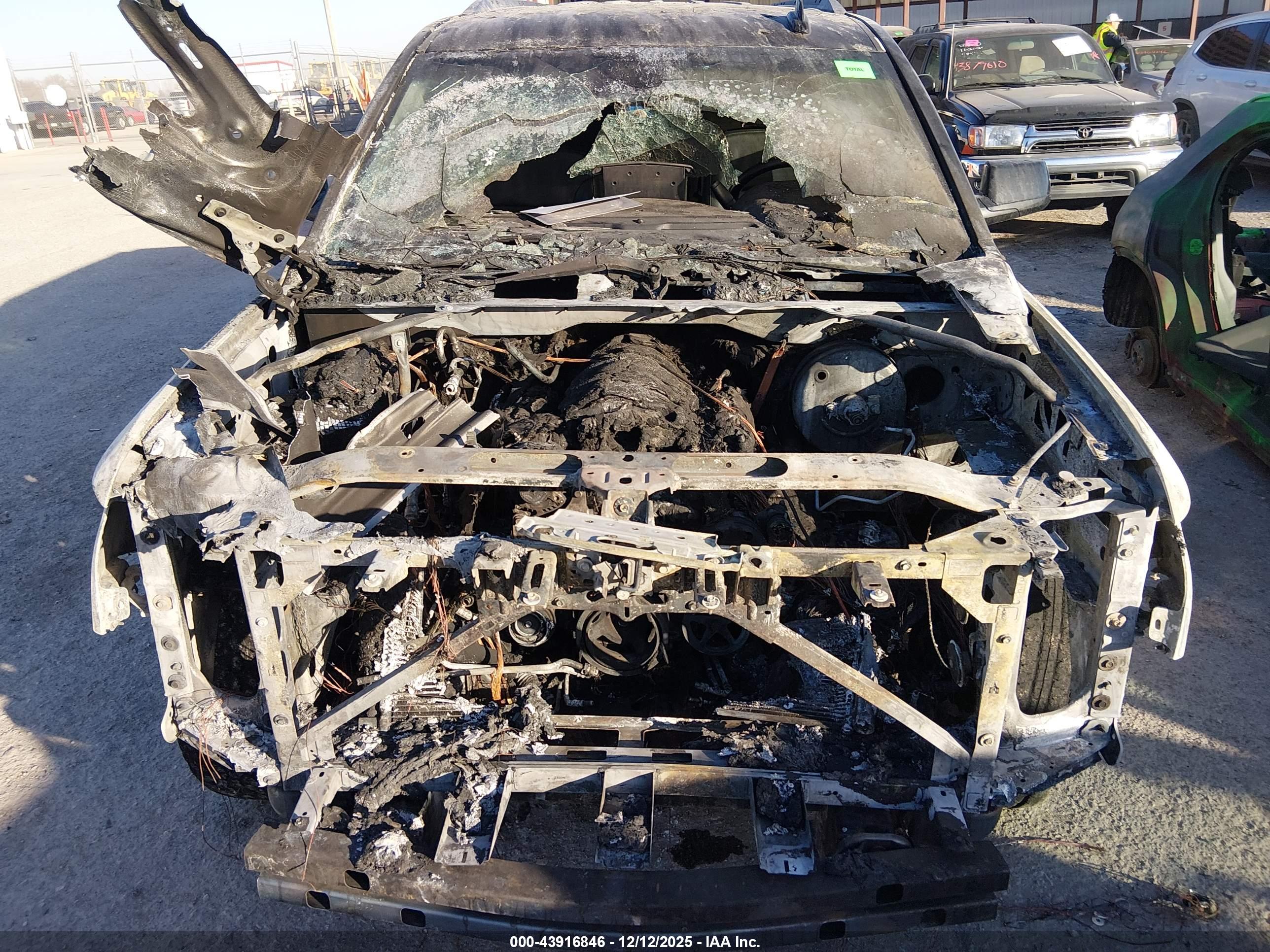 CHEVROLET SUBURBAN image 6