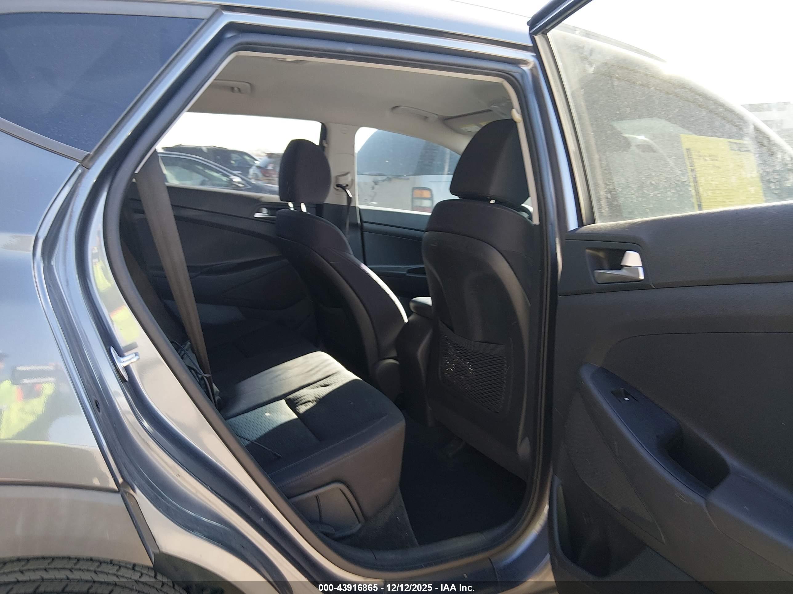 HYUNDAI TUCSON image 8