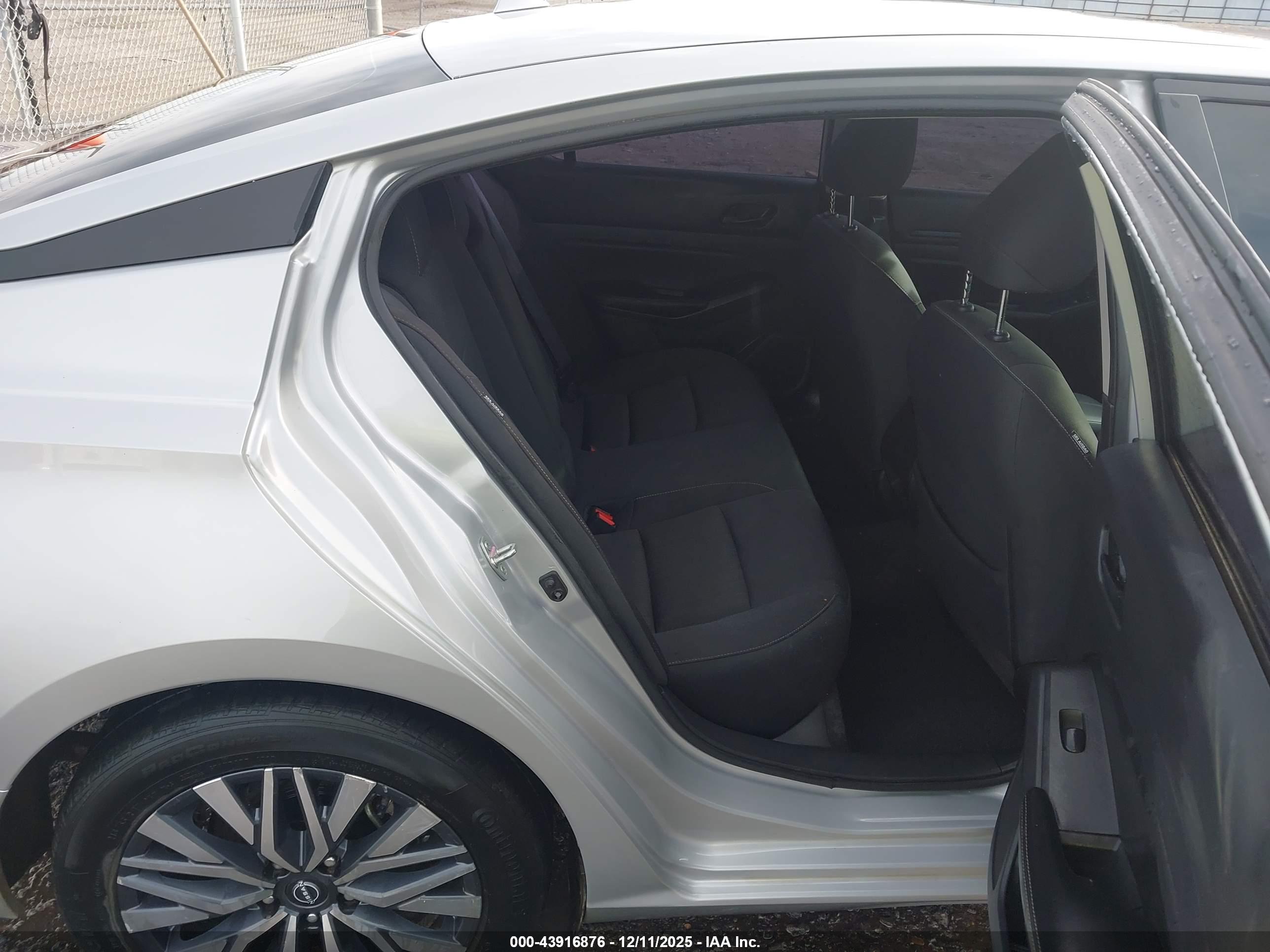NISSAN ALTIMA image 8