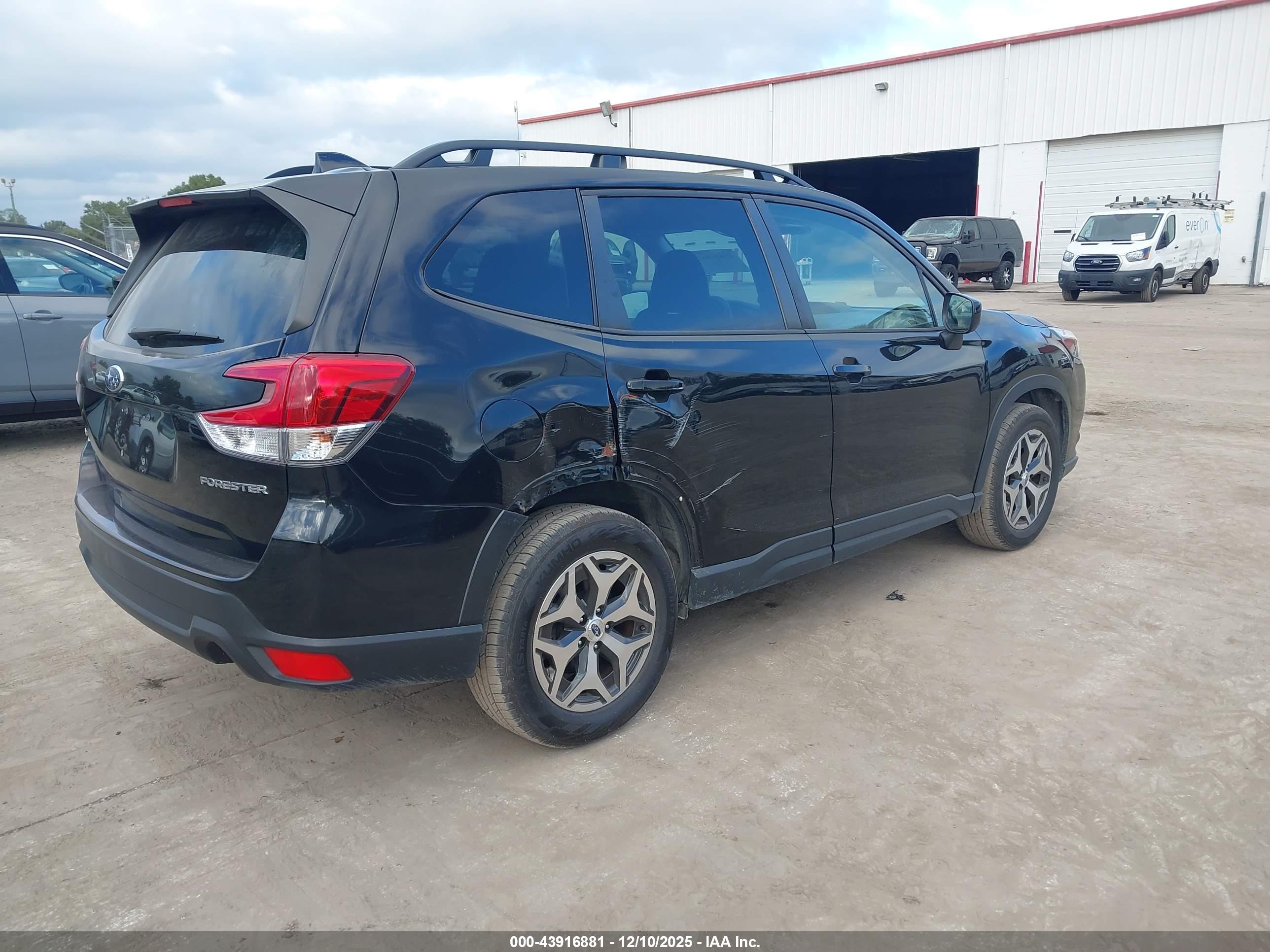 SUBARU FORESTER image 4