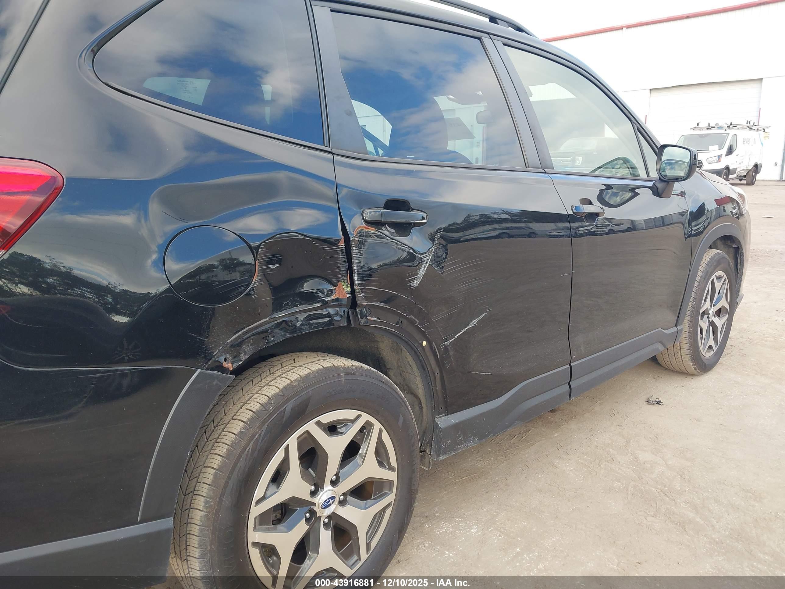 SUBARU FORESTER image 6