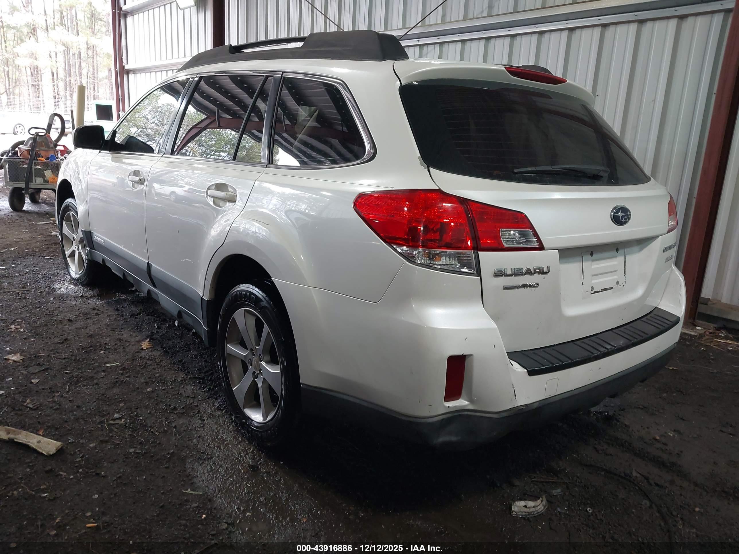 SUBARU OUTBACK image 3