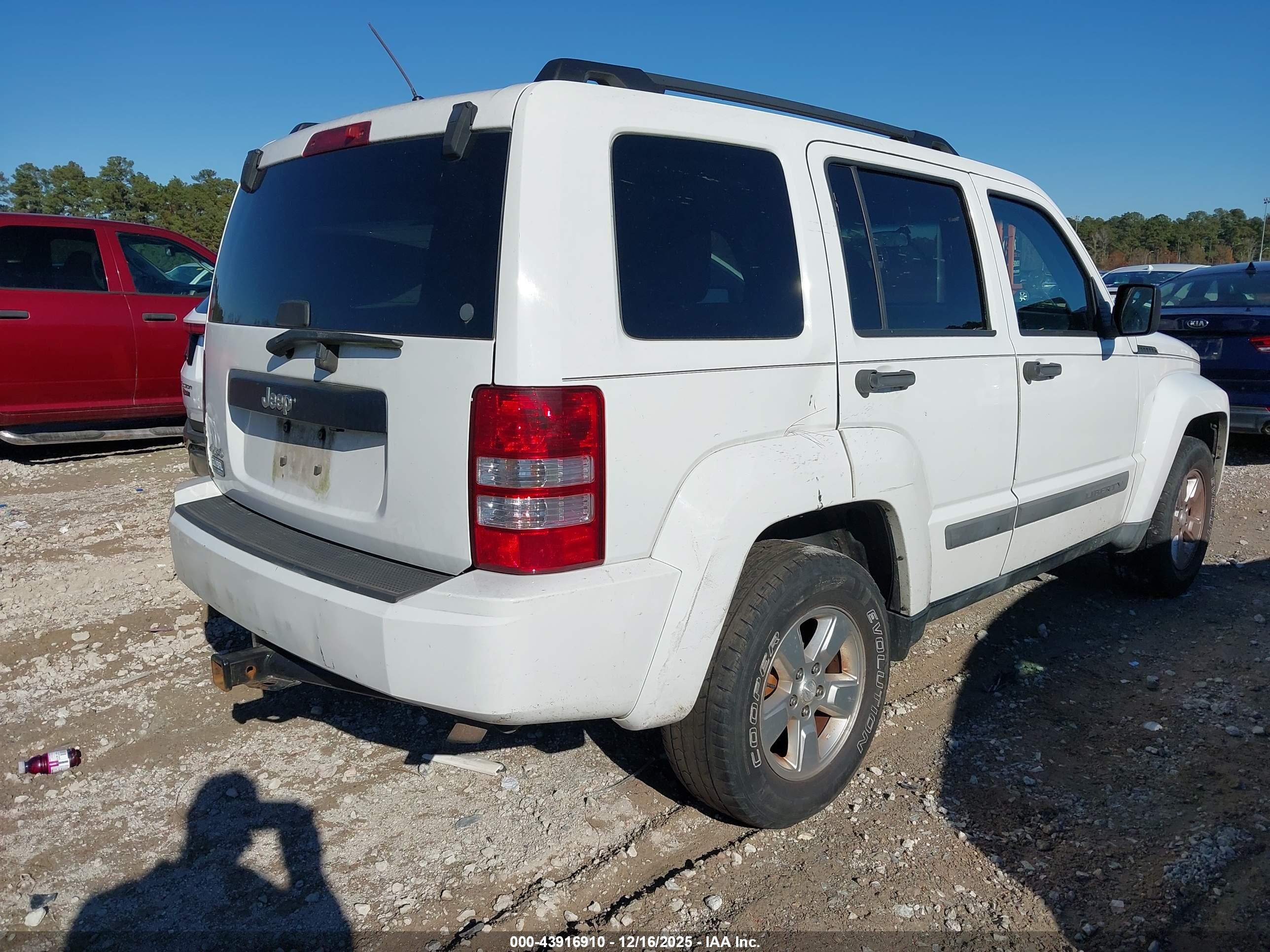JEEP LIBERTY image 4