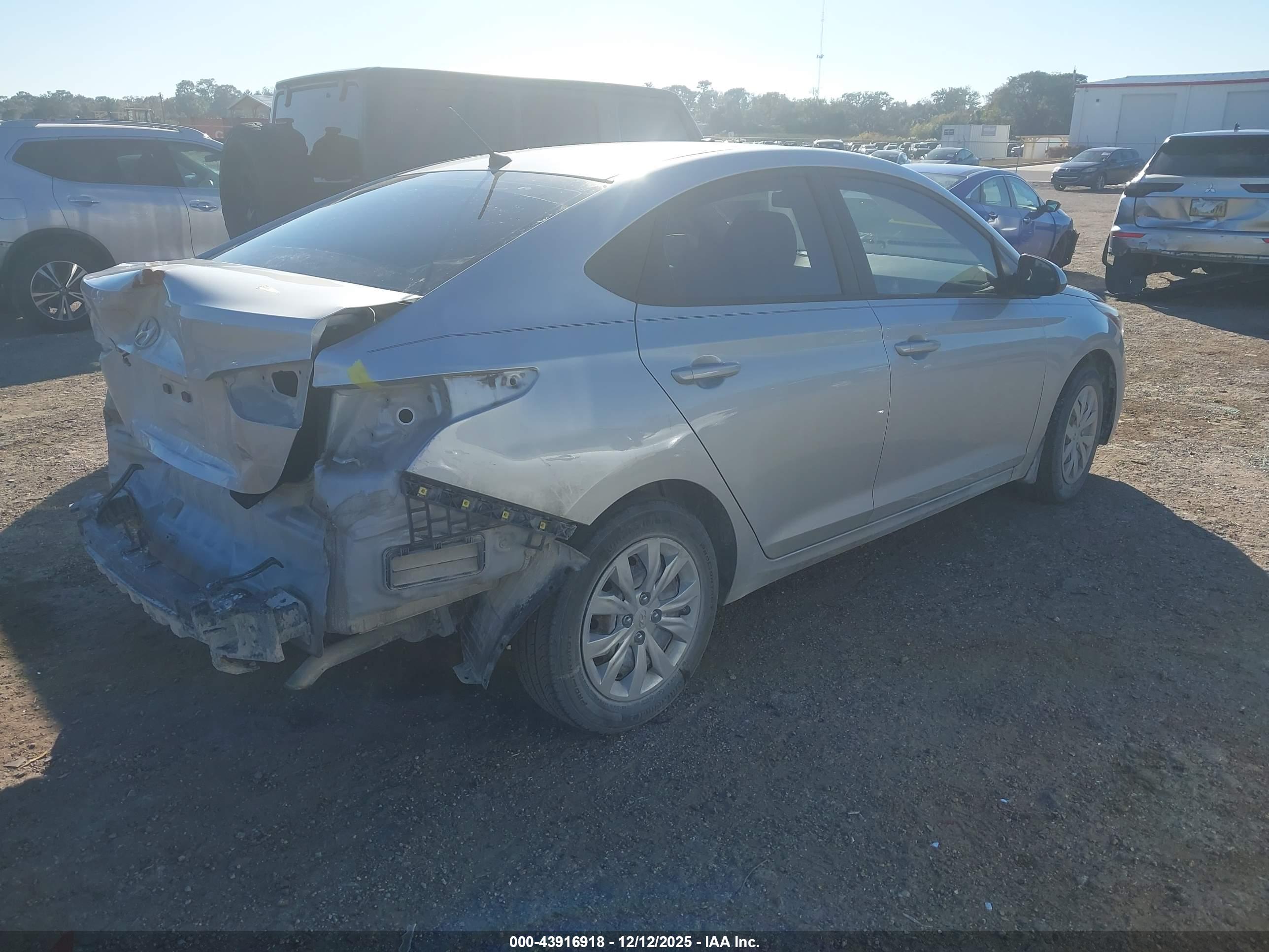 HYUNDAI ACCENT image 4