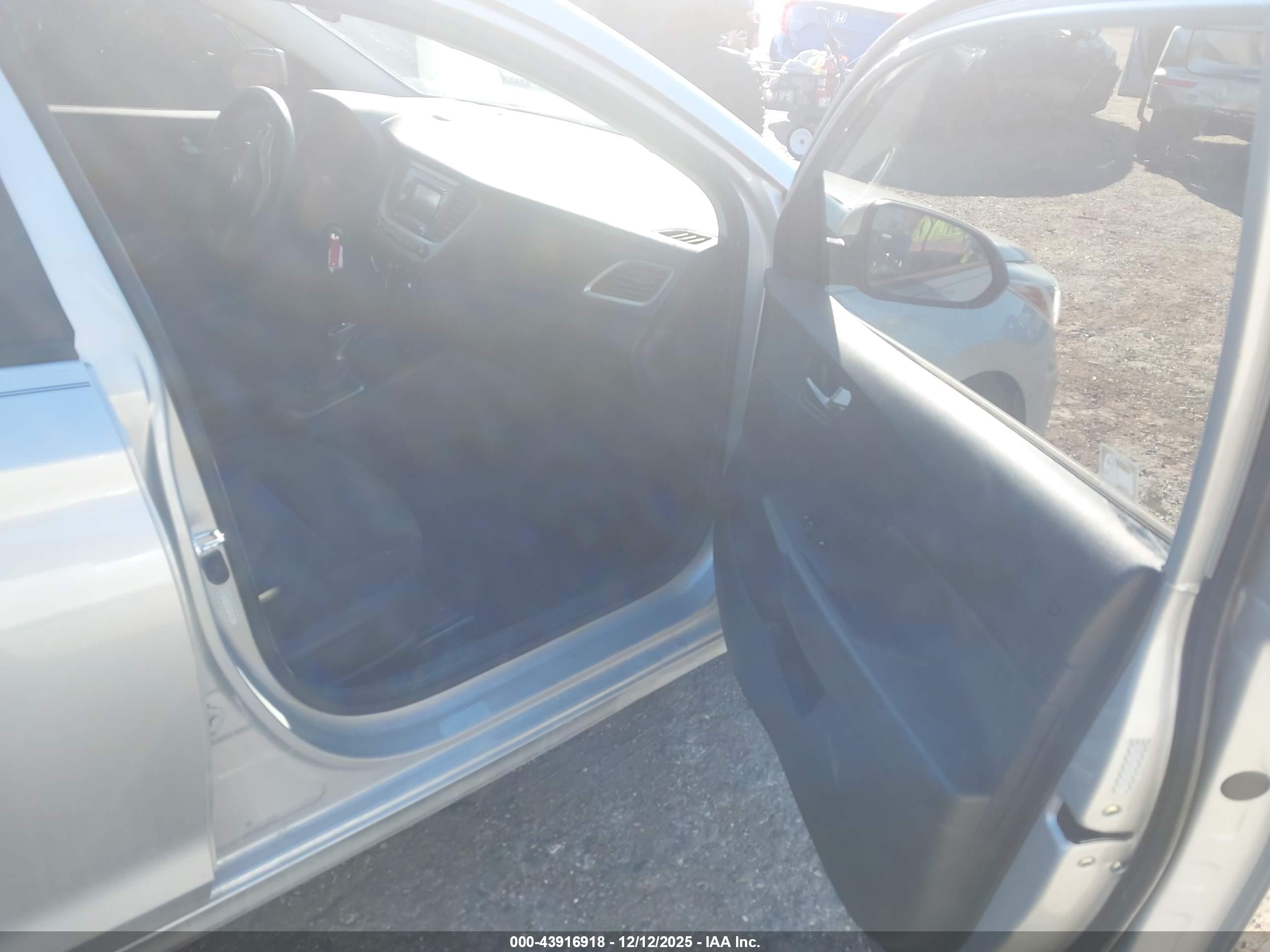 HYUNDAI ACCENT image 5