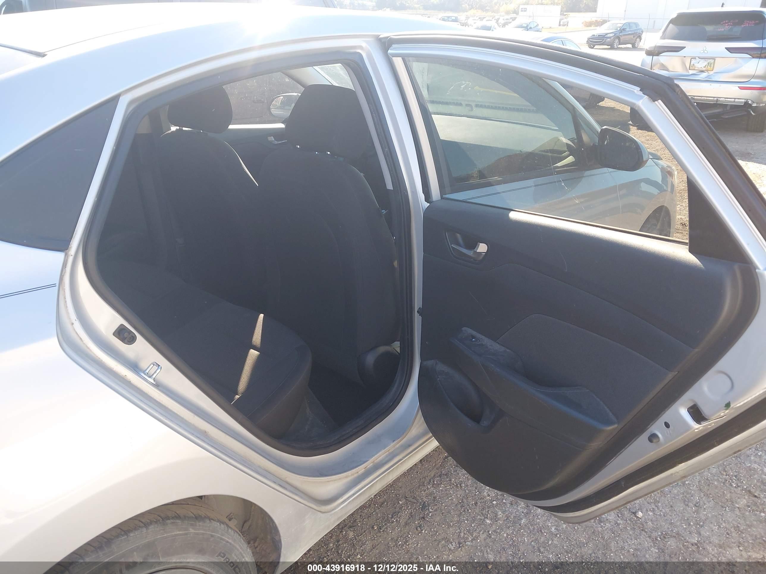HYUNDAI ACCENT image 8