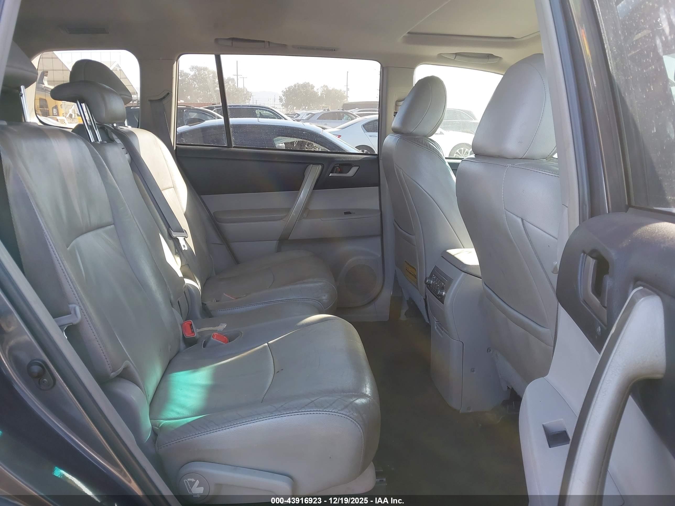 TOYOTA HIGHLANDER image 8