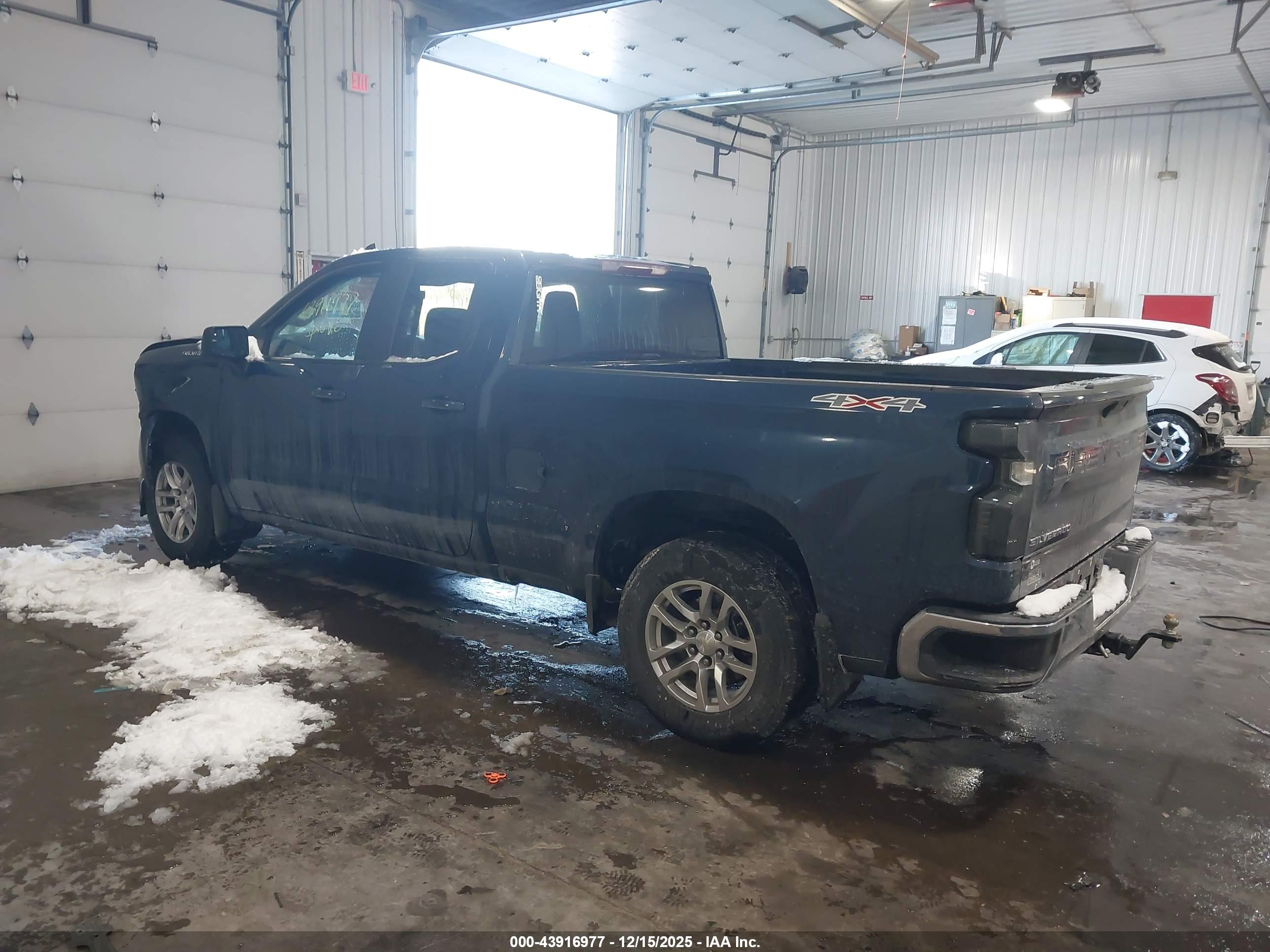CHEVROLET SILVERADO image 3