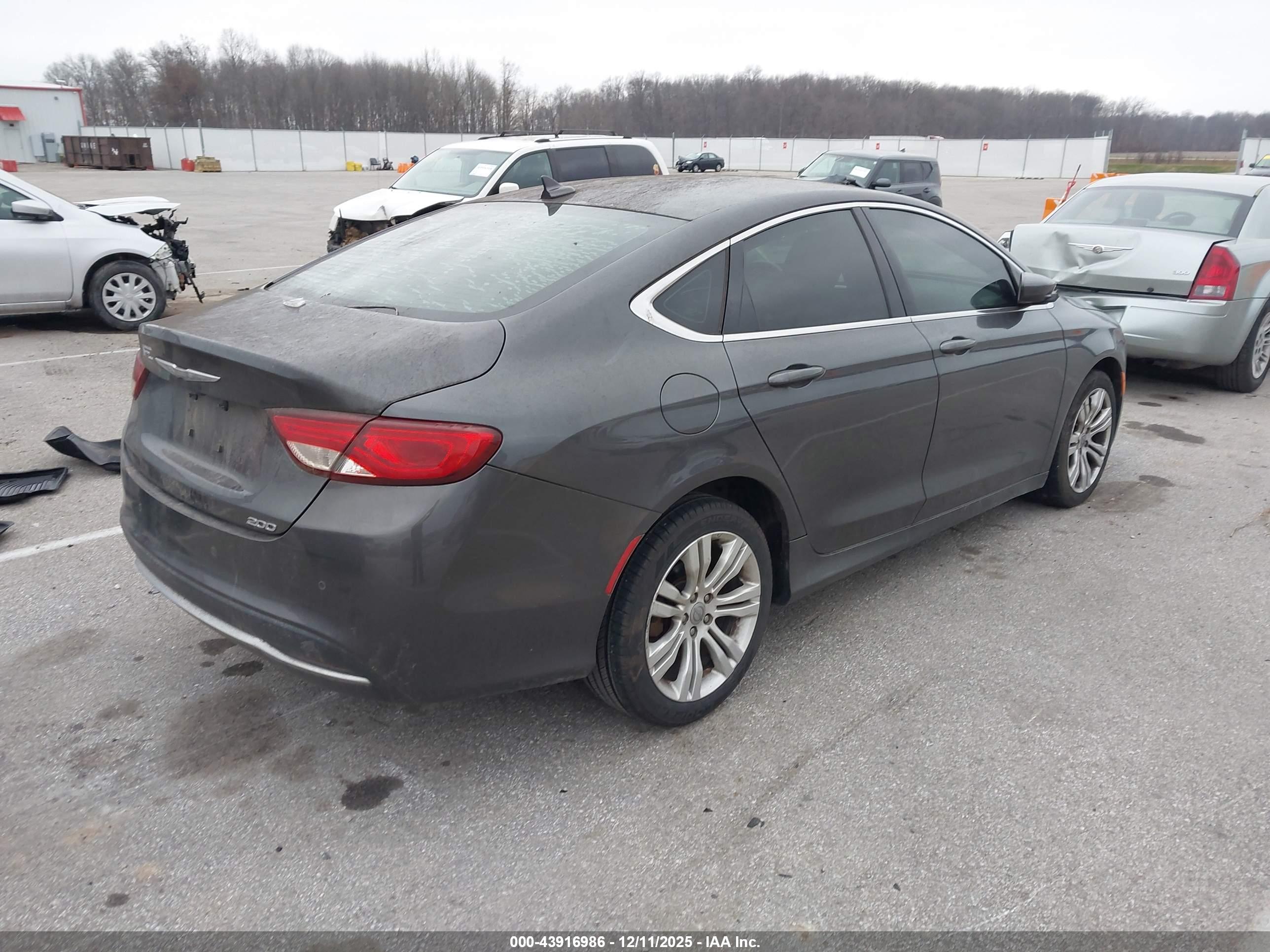 CHRYSLER 200 image 4
