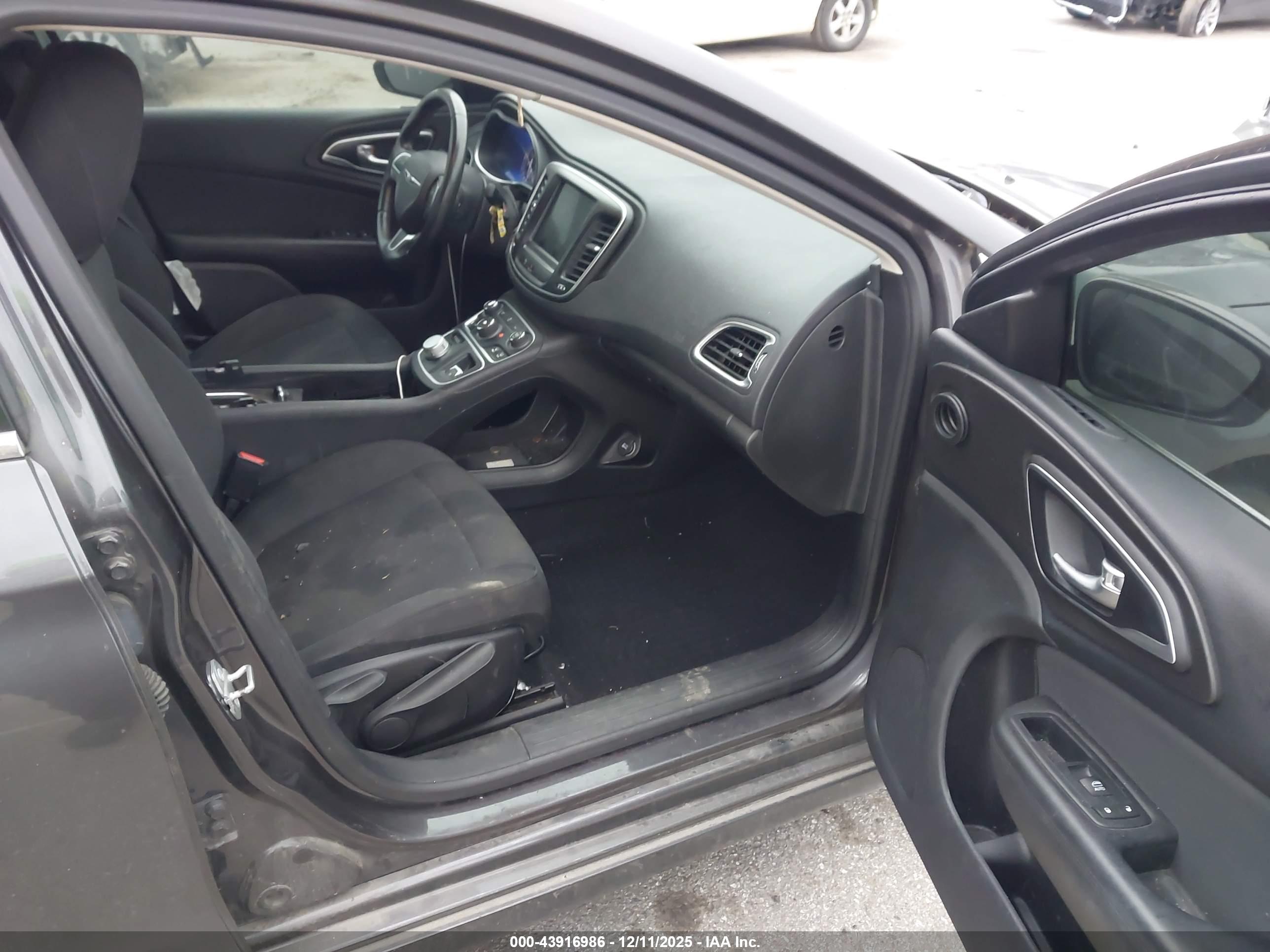 CHRYSLER 200 image 5