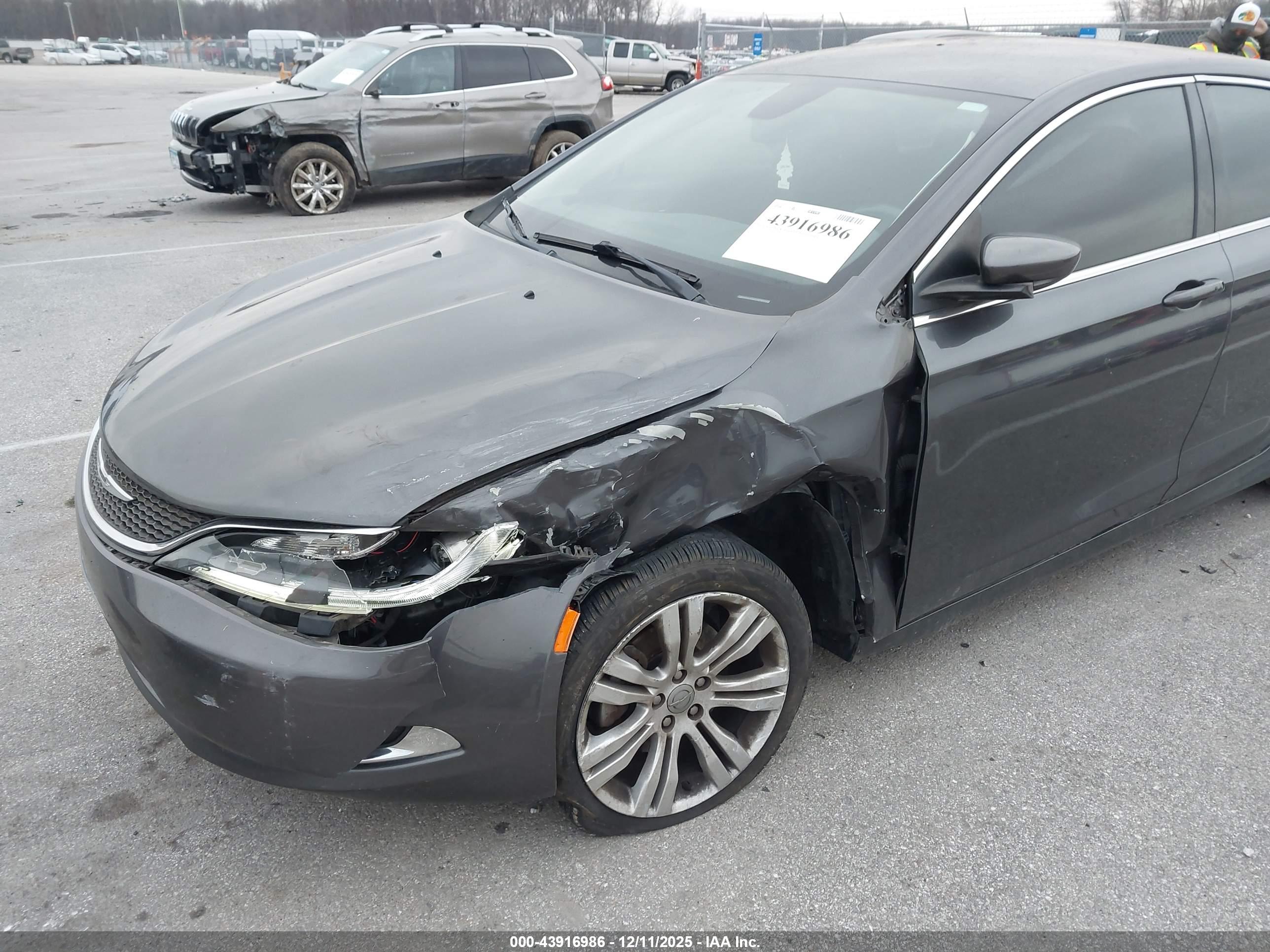 CHRYSLER 200 image 6