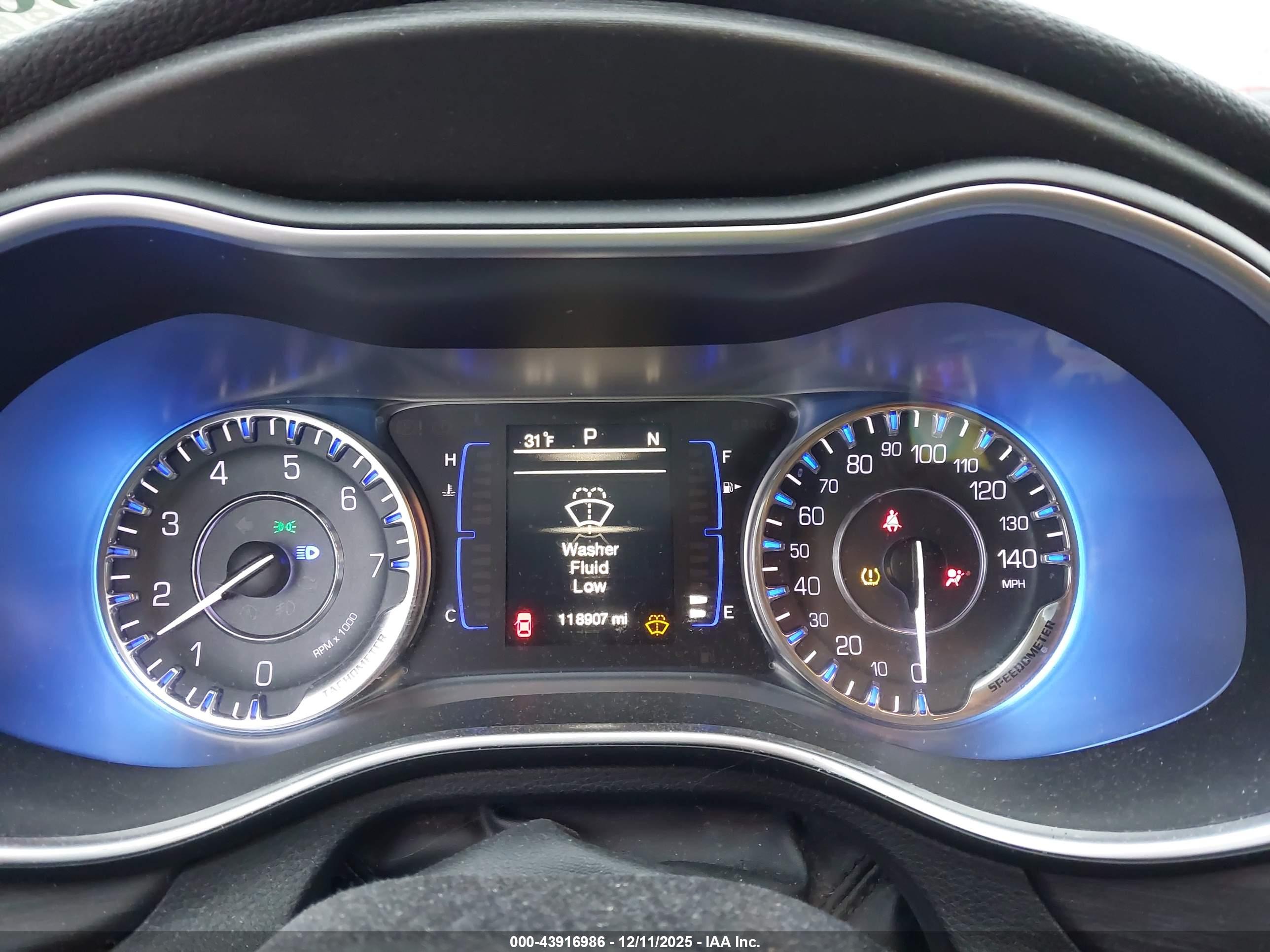 CHRYSLER 200 image 7